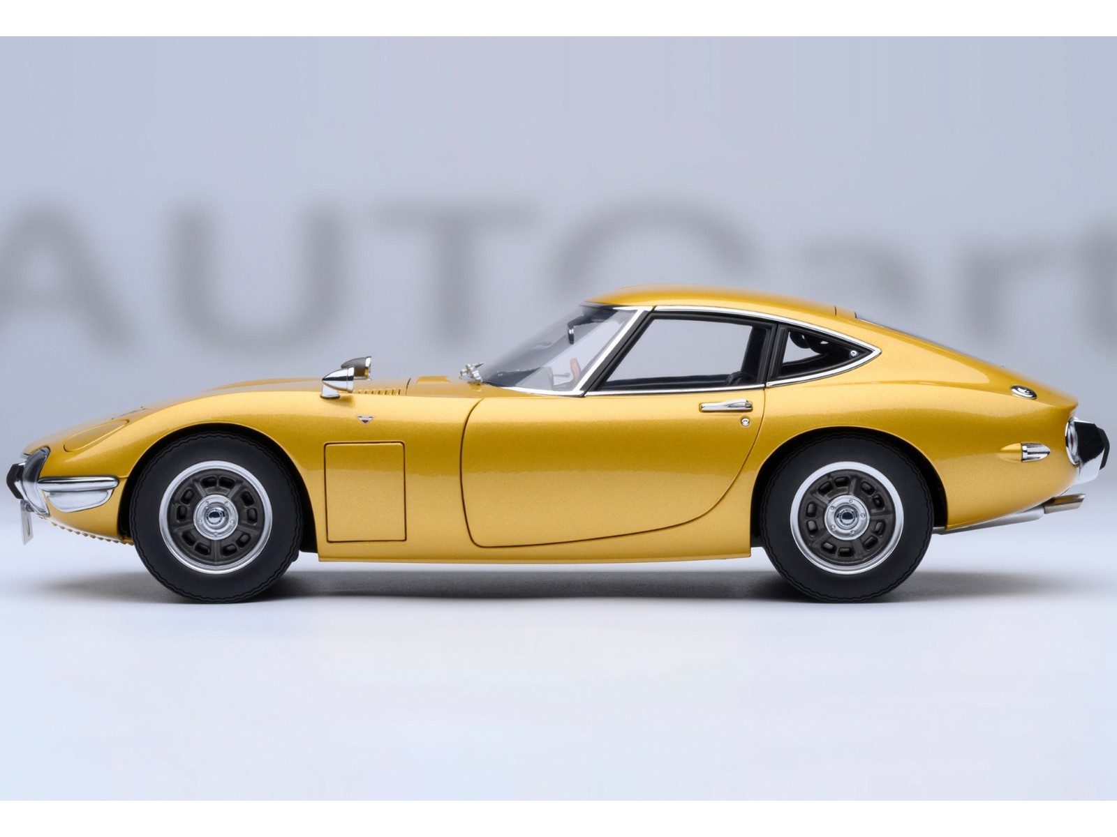 1967 TOYOTA 2000GT RHD GOLD 1/18 MODEL CAR BY AUTOART 79549