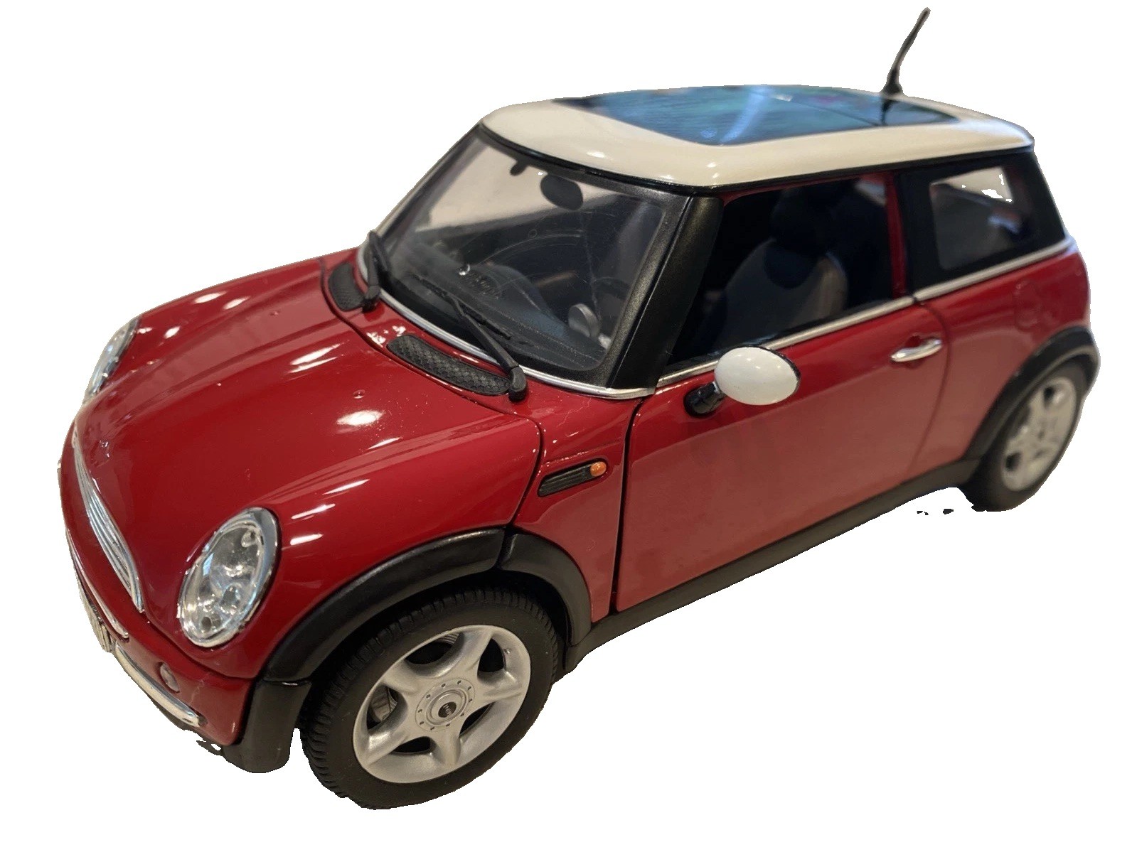 2005 Mini Cooper Red 1:18 Scale Maisto Model With Stand