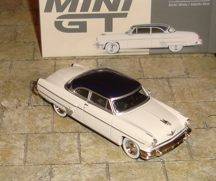 1954 LINCOLN CAPRI – ARCTIC WHITE/ATLANTIC BLUE – 1:64 SCALE – MINI GT