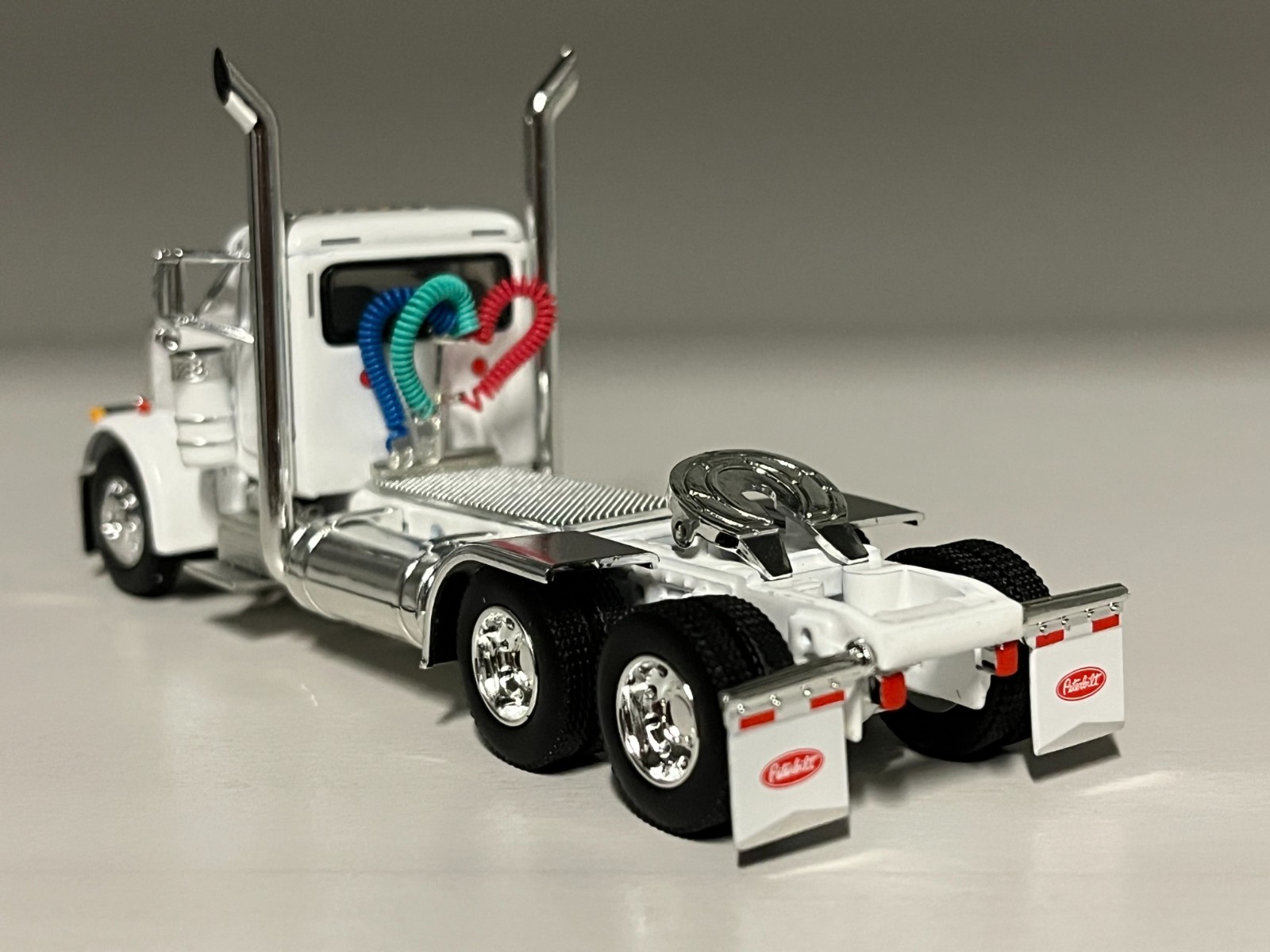DCP 1/64 White Day Cab Peterbilt 379 230″ Frame (5″ long)