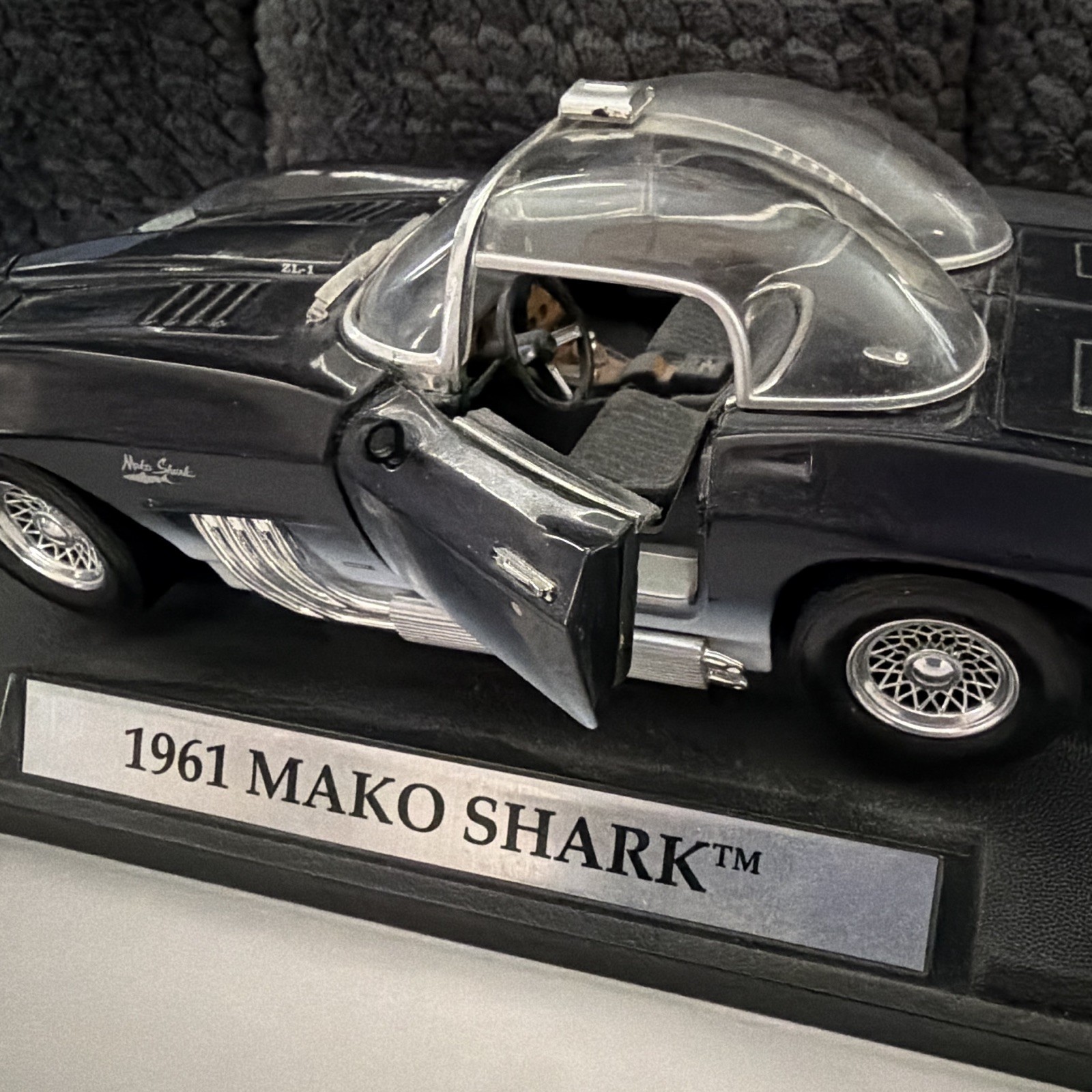 MOTORMAX 1961 Chevrolet Mako Shark Diecast Model Car Black/Silver w/ Base