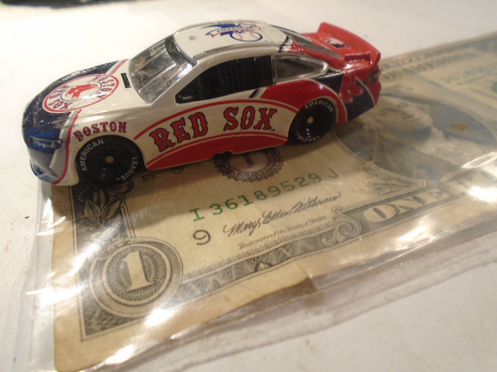 LIONEL/MLBP RACING 1/64 SCALE DIECAST BOSTON RED SOX CAR, EXCELLENT 1-185-1