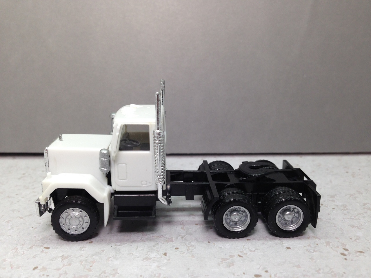 HO 1:87 Promotex # 15234 GMC Short Tandem axle Day Tractor – White