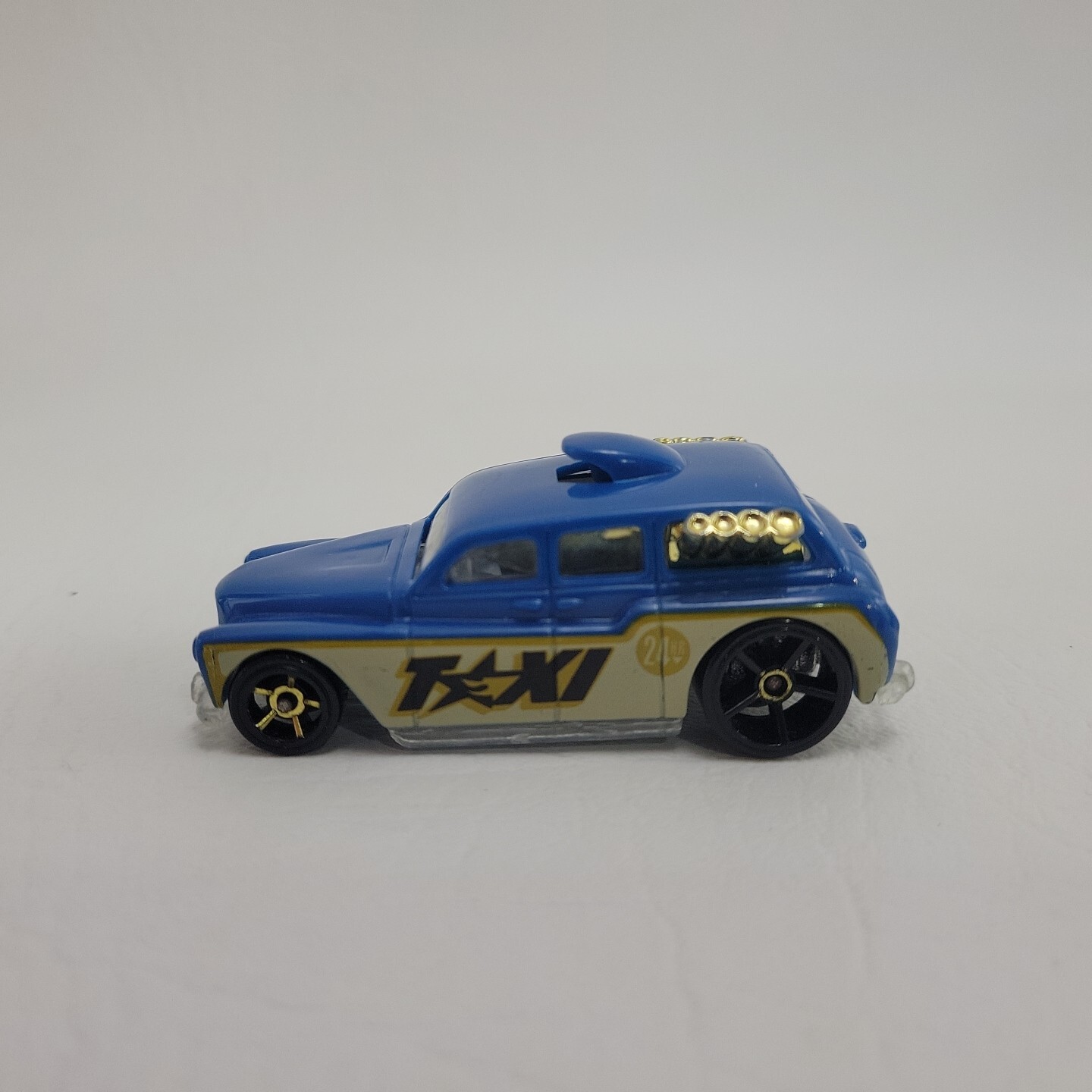 Hot Wheels 2005 Cockney Cab II. Blue, Yellow and White