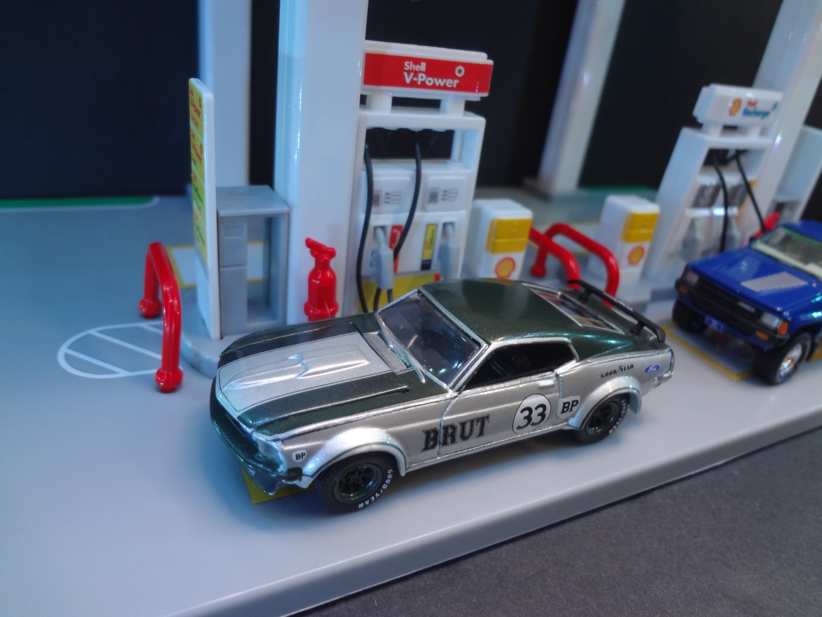 1:64 scale SHELL Gas Station snap on kit