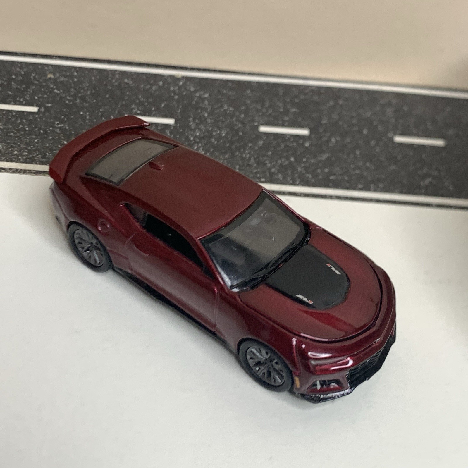 Auto World Modern Muscle 16-24 2022 Chevy Camaro ZL1 Dark Red Metallic 1:64 NM