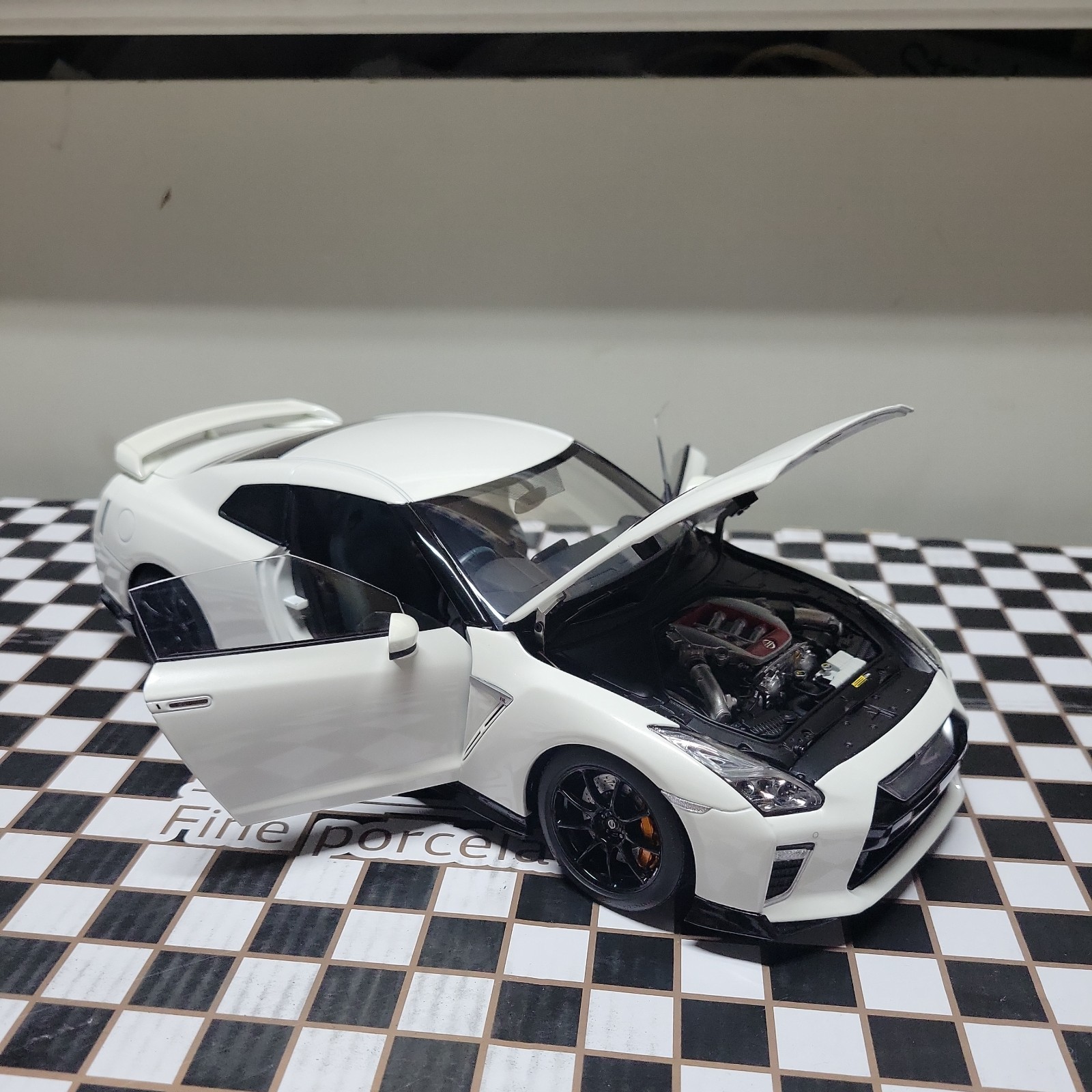 1/18 MotorHelix Nissan GTR R35 NISMO Track Edition Brilliant White MH83518