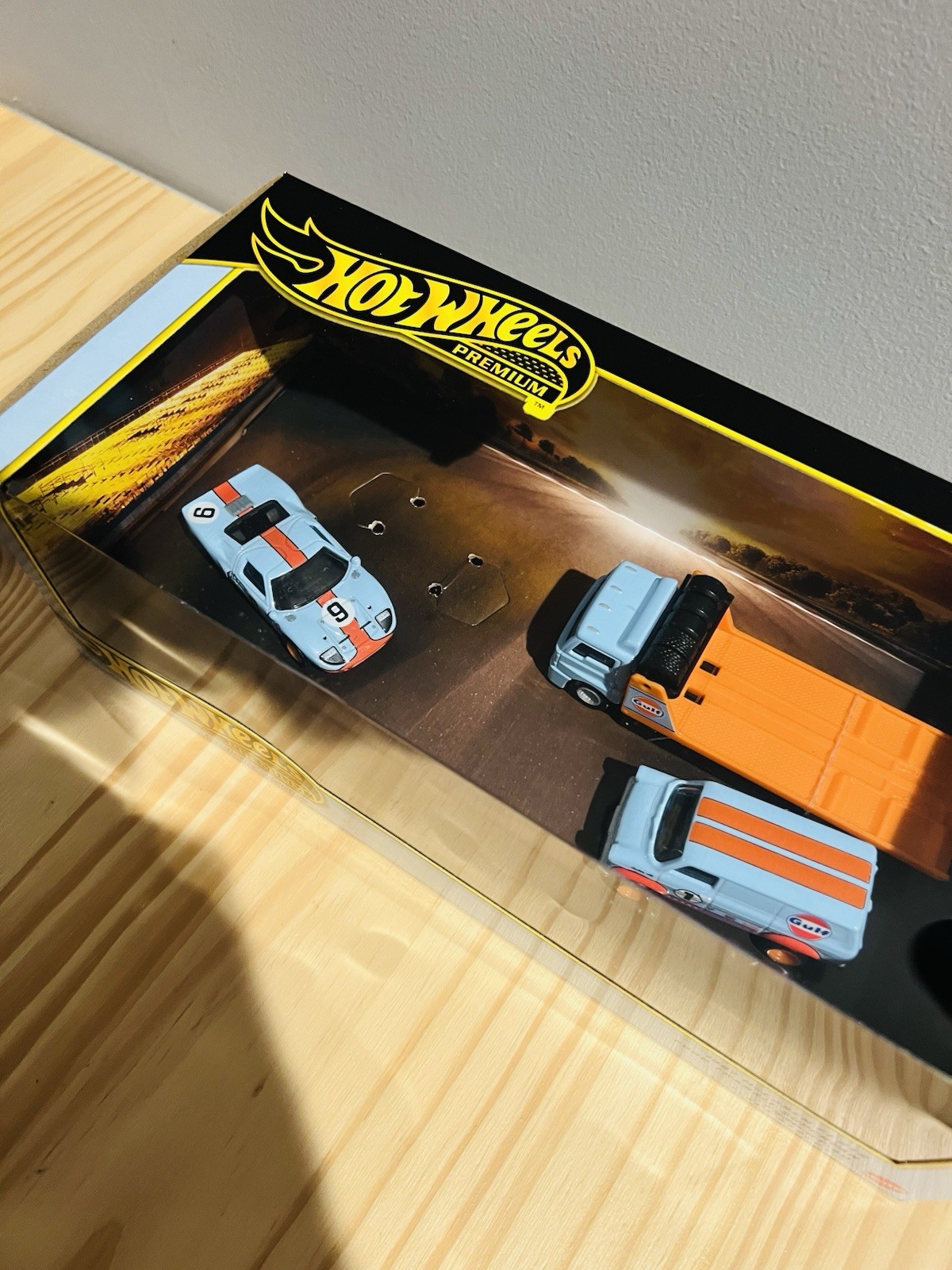Hot Wheels Premium Diorama Gulf Set Ford GT-40 Supervan – Without McLaren F1 GTR