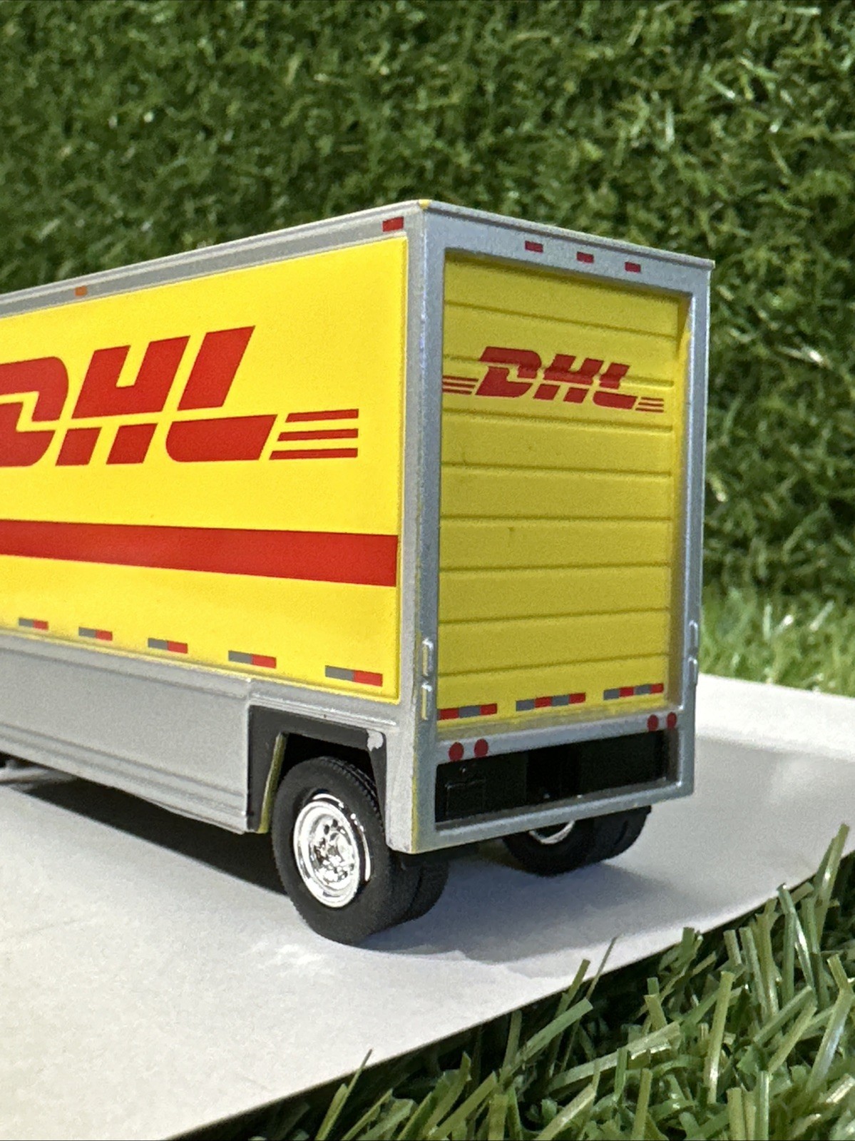 1/87 Scale Trucks N’ Stuff Freightliner Cascadia DHL With 28” DD Double SPT3120