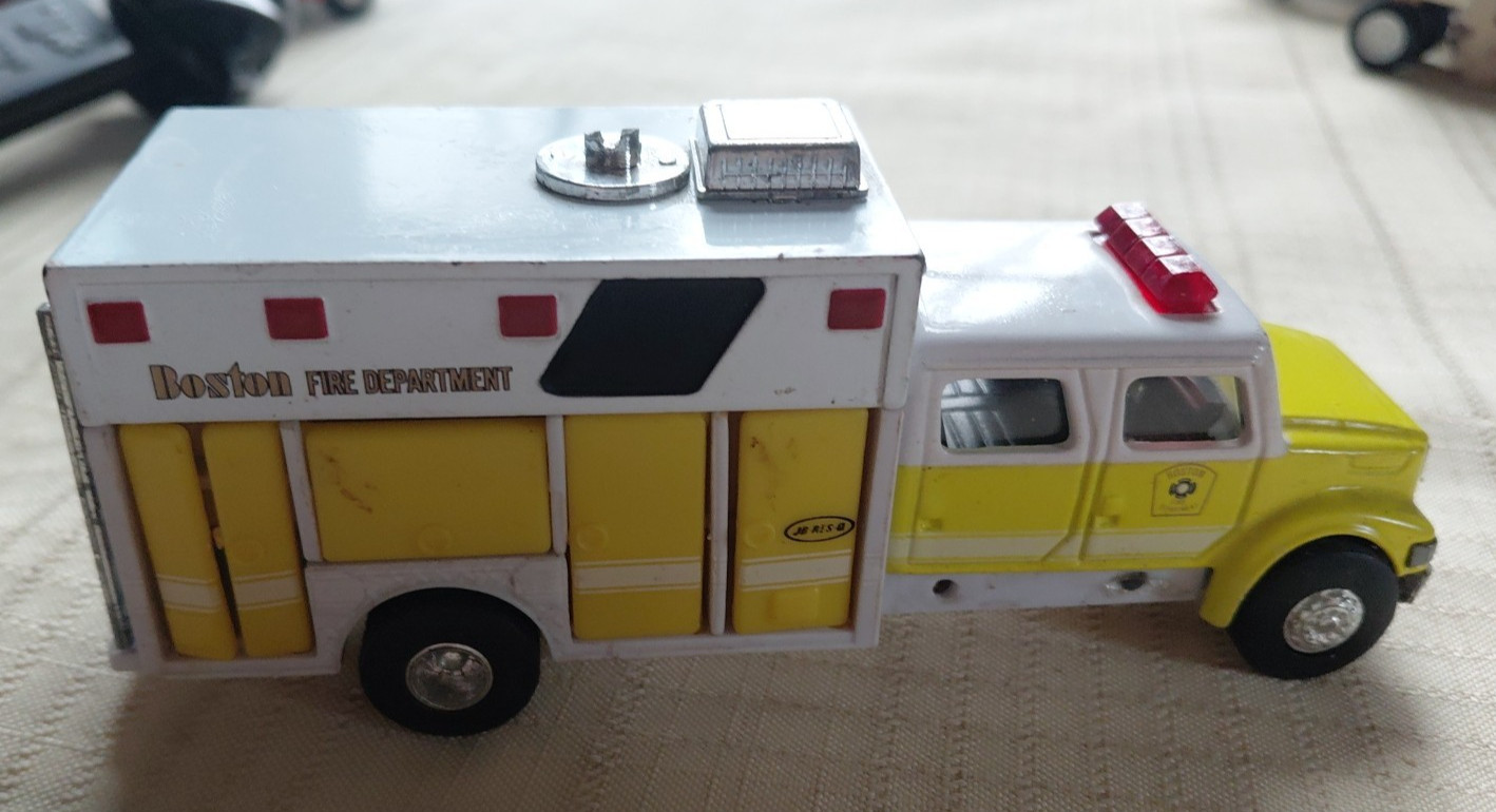 Road Champs International Boston Fire Department Rescue Truck pair 1:64
