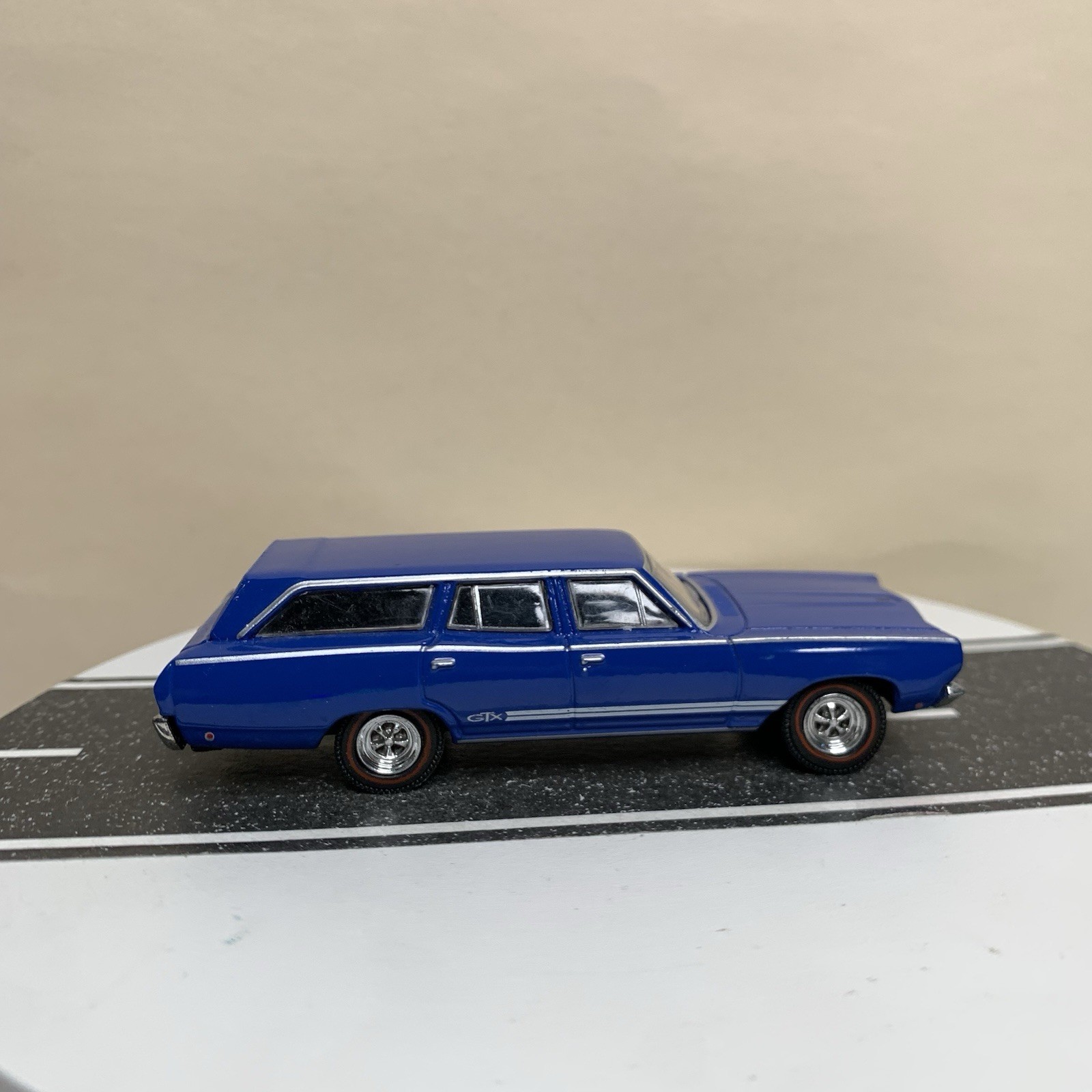 Greenlight Estate Wagons 1968 Plymouth Satellite GTX Tribute Wagon Blue 1:64 NM