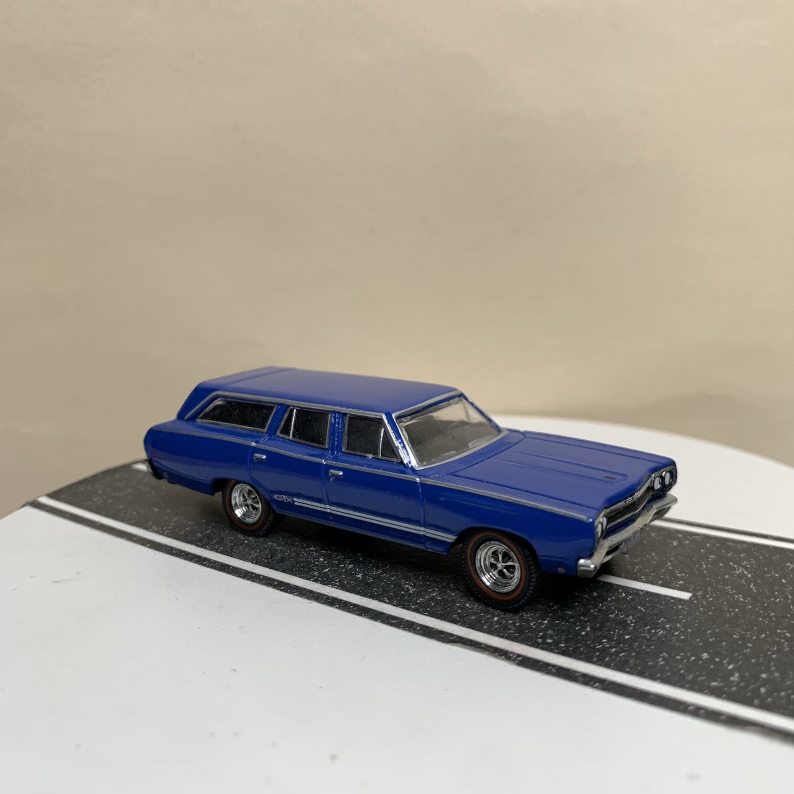 Greenlight Estate Wagons 1968 Plymouth Satellite GTX Tribute Wagon Blue 1:64 NM
