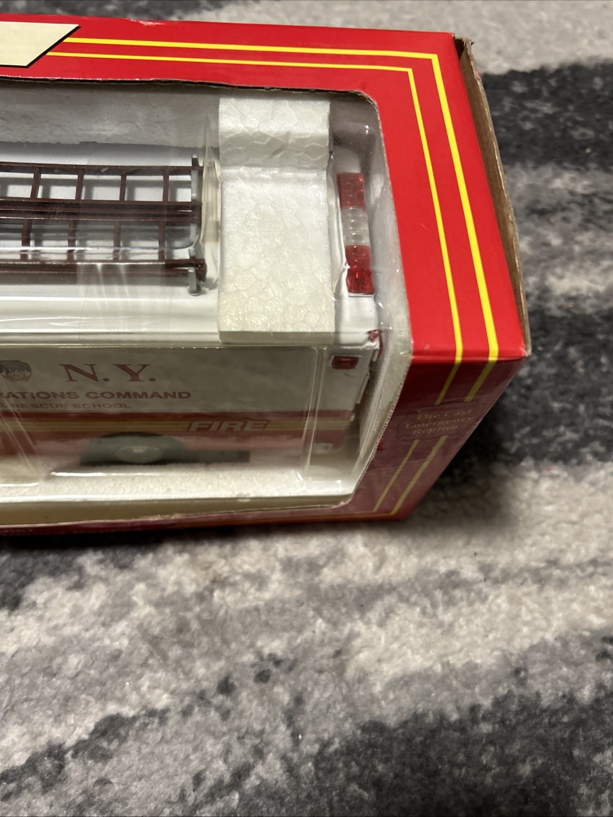 1:32 Code 3 FDNY New York Fire Department Freightliner MT-55 Command Post New