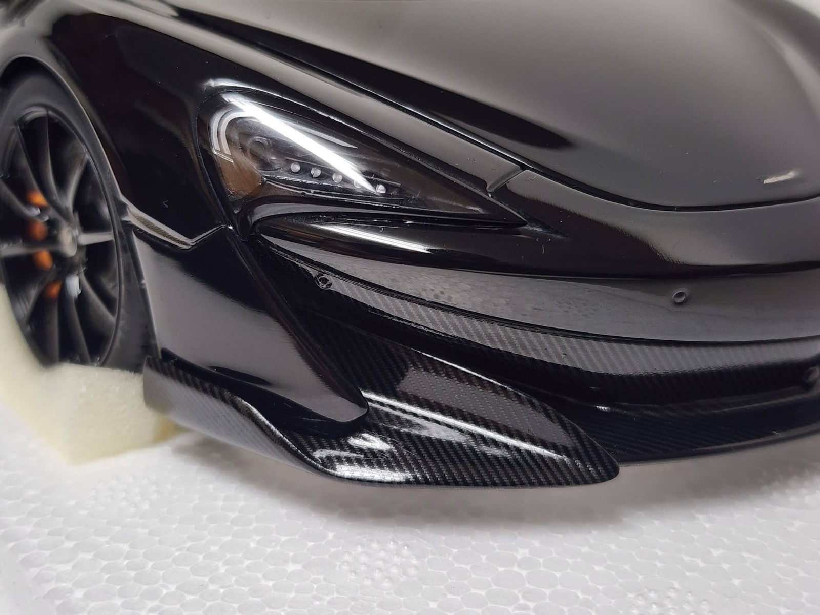 AUTOart – 1/18 die cast: McLaren 600LT, ONYX BLACK and orange inside.