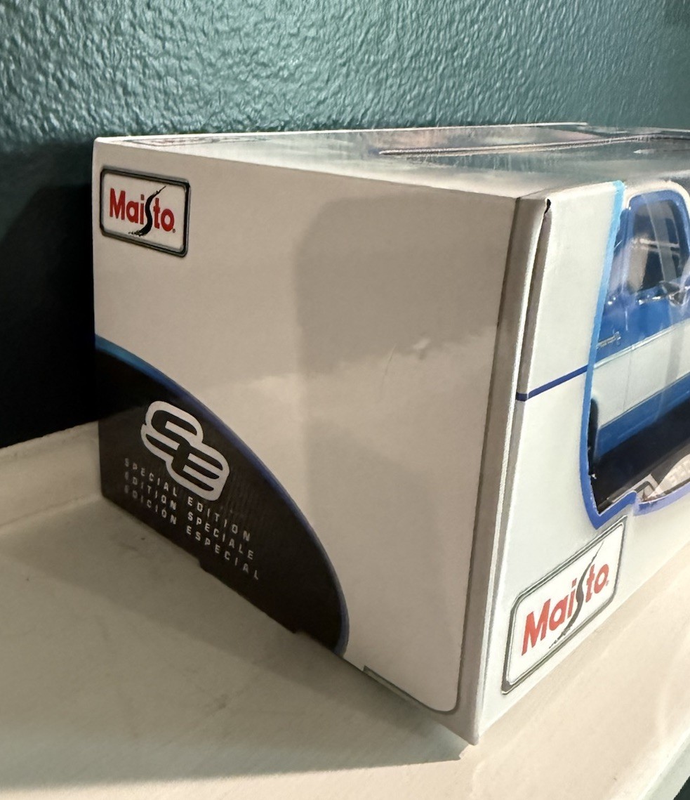 Maisto 1974 Chevrolet C10 Cheyenne Super 1:18 Blue White Special Edition Pickup