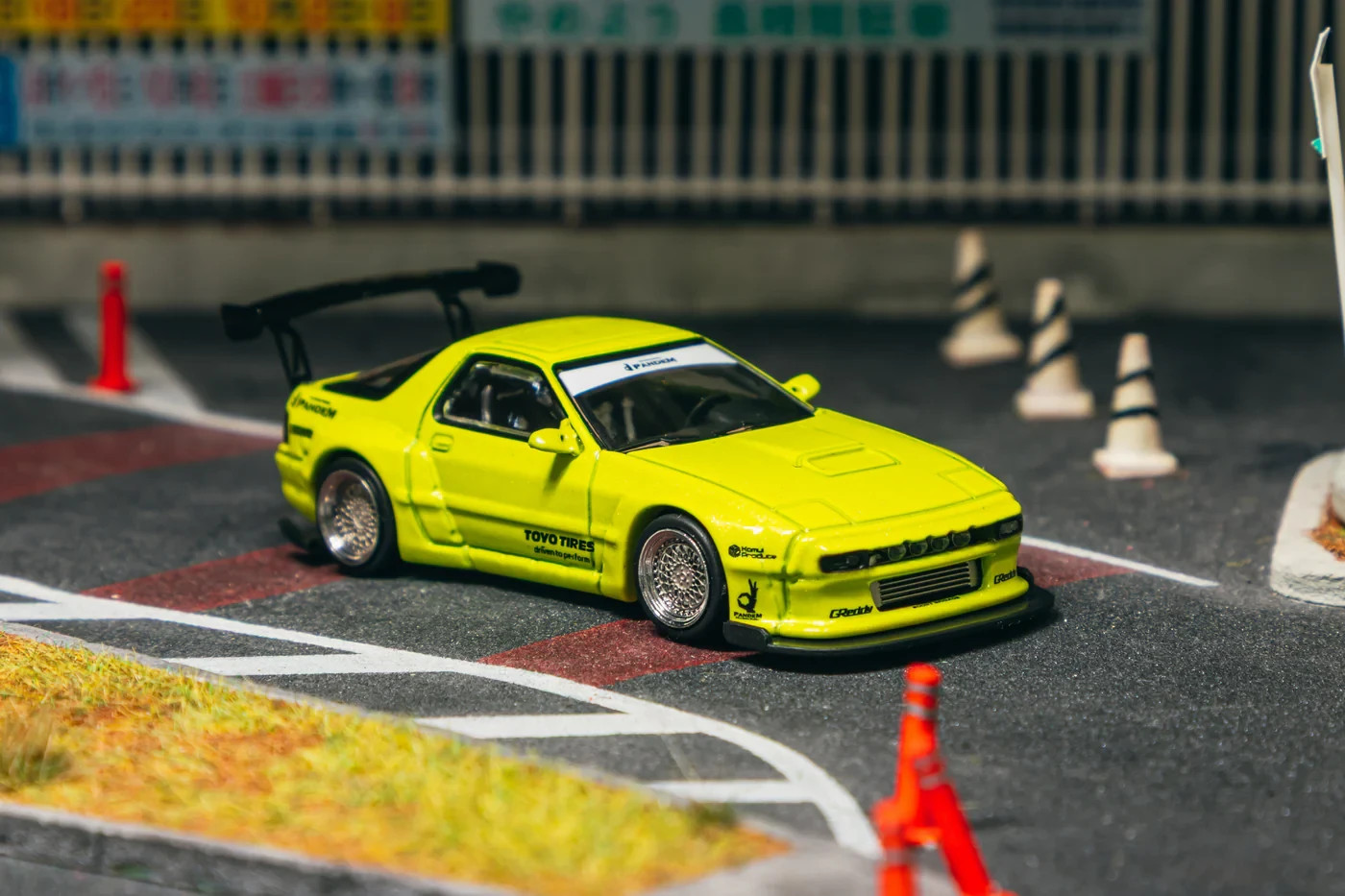 Tarmac Works 1:64 Pandem Mazda RX-7 FC3S – Yellow