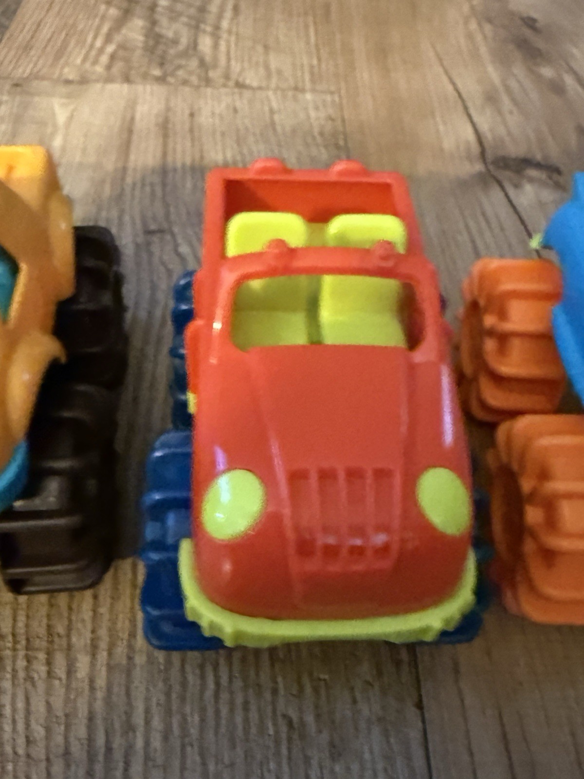 Battat Lot of 4 Multicolor Toy Cars w/ Treaded Wheels Green Yellow Red Blue