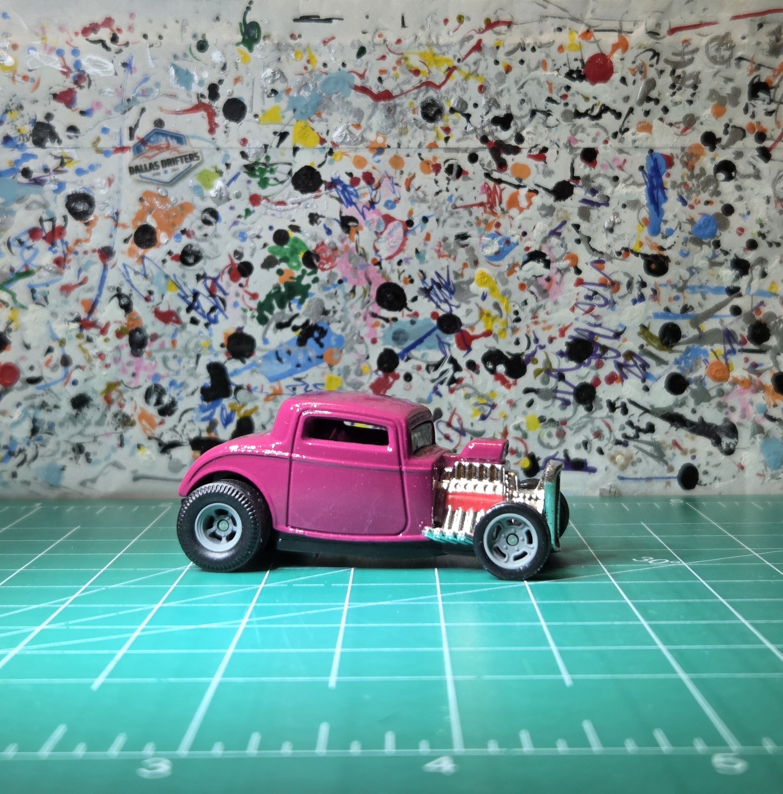 Hot Wheels ’32 Ford Hot Rod Pink/Magenta Custom Real Riders