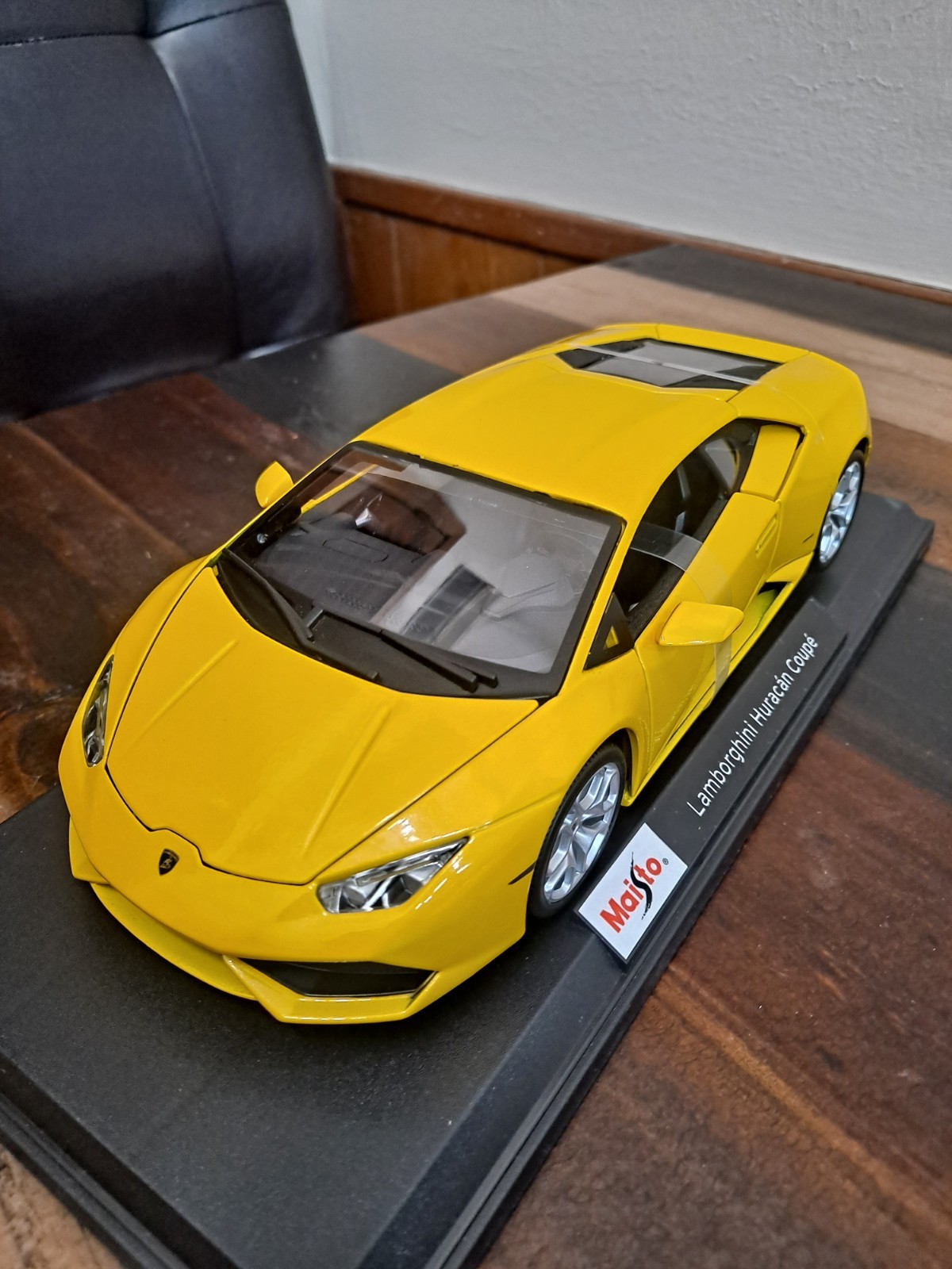 Rare Lamborghini Huracan Coupé LP 610-4 1:18 Yellow Diecast Car with Stand & Box