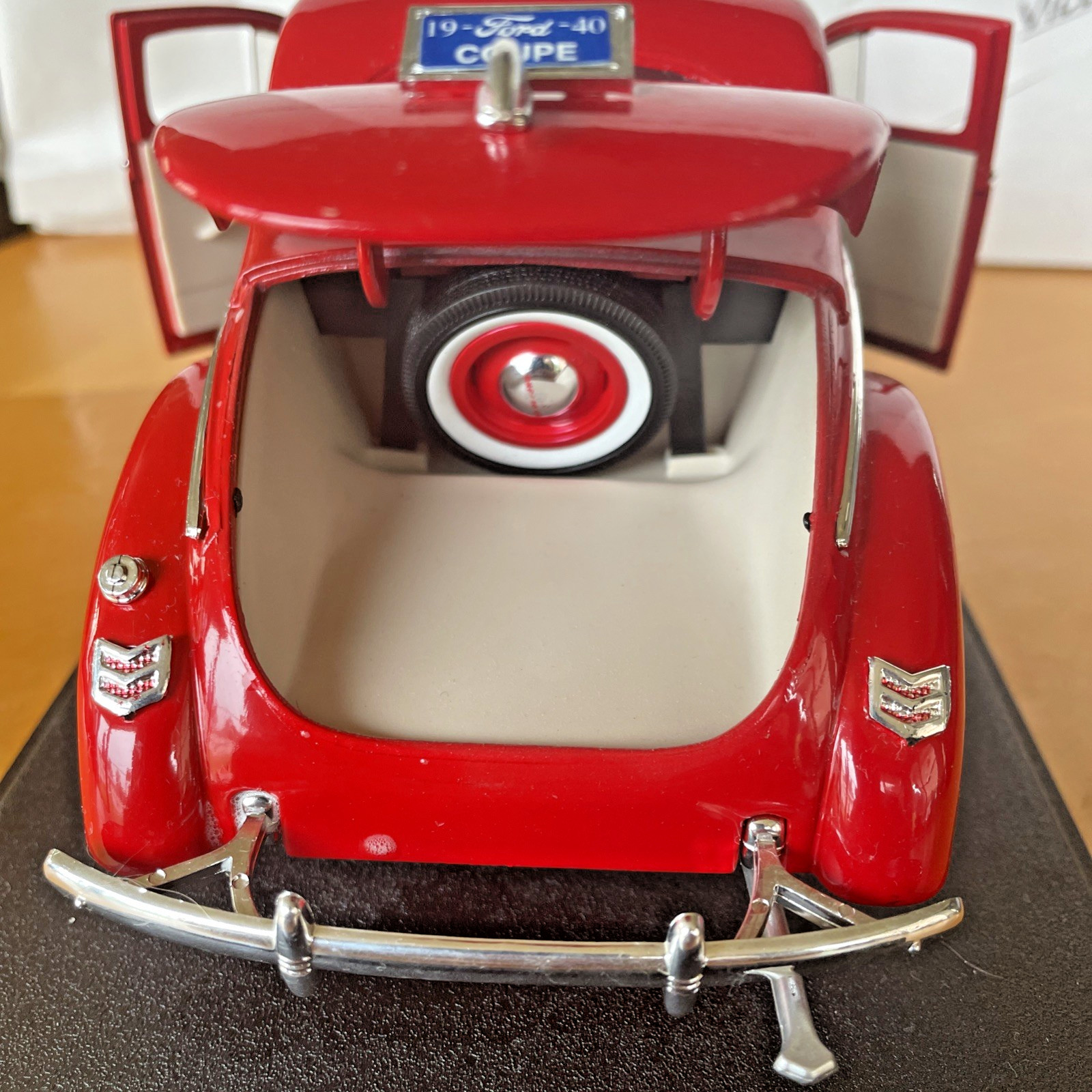 MotorMax American Classics 1940 Ford Deluxe Coupe Red 1:18 Diecast Car 73108