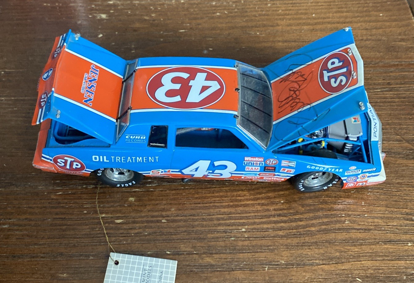 Franklin Mint 1984 Richard Petty 200th Win Signature Series Grand Prix 1:24