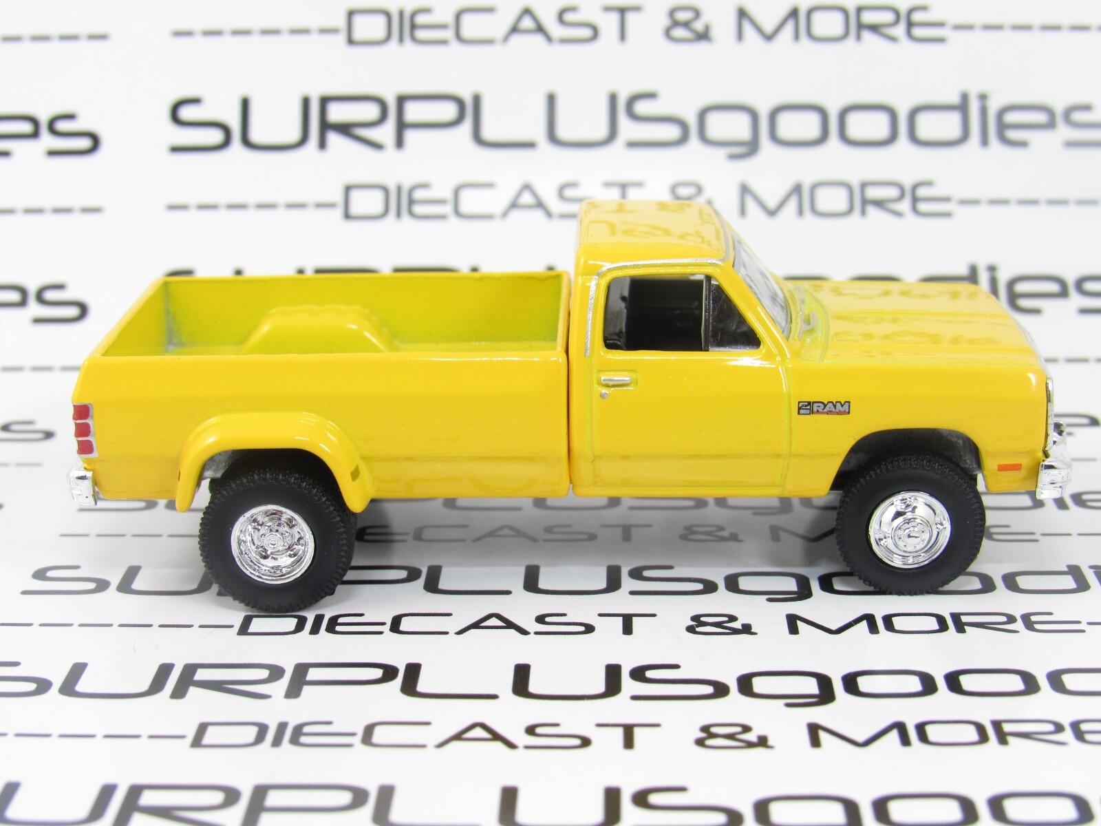 Greenlight 1:64 LOOSE Yellow 1982 DODGE RAM D-350 D350 Farm Dually Pickup
