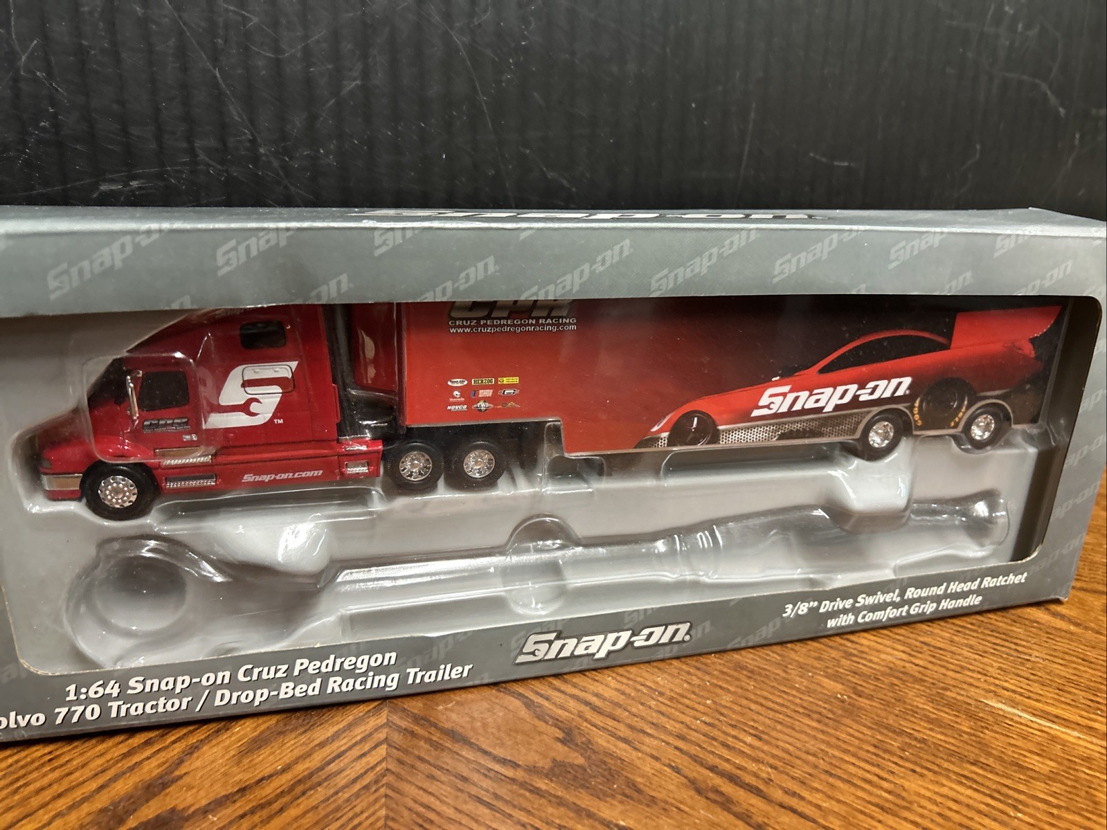 SNAP-ON Cruz Pedregon Volvo 770 Tractor Drop-Bed Trailer 1:64 – Missing Ratchet