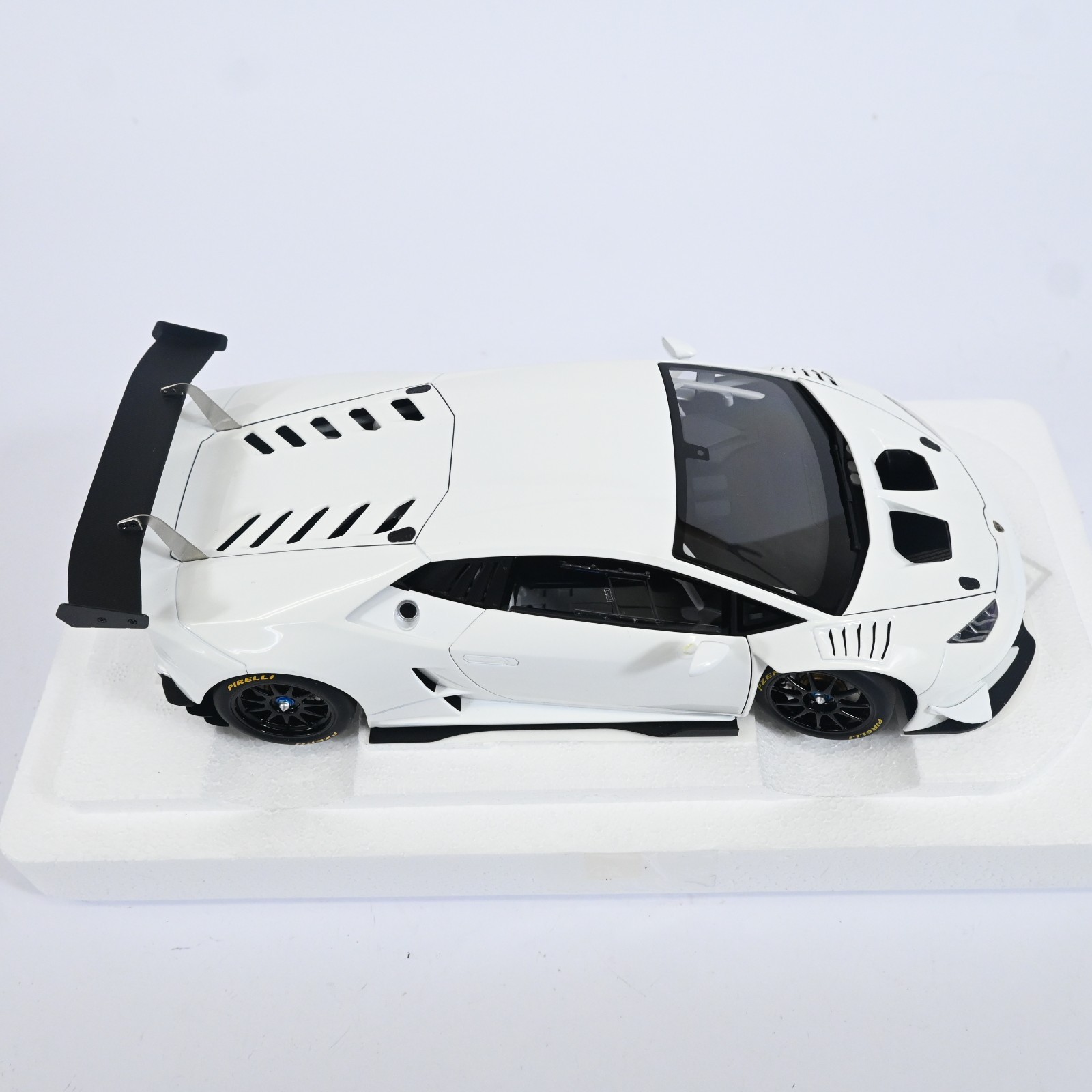 AUTOart 1/18 Lamborghini Huracan LP620-2 Super Trofeo White Diecast Model Car