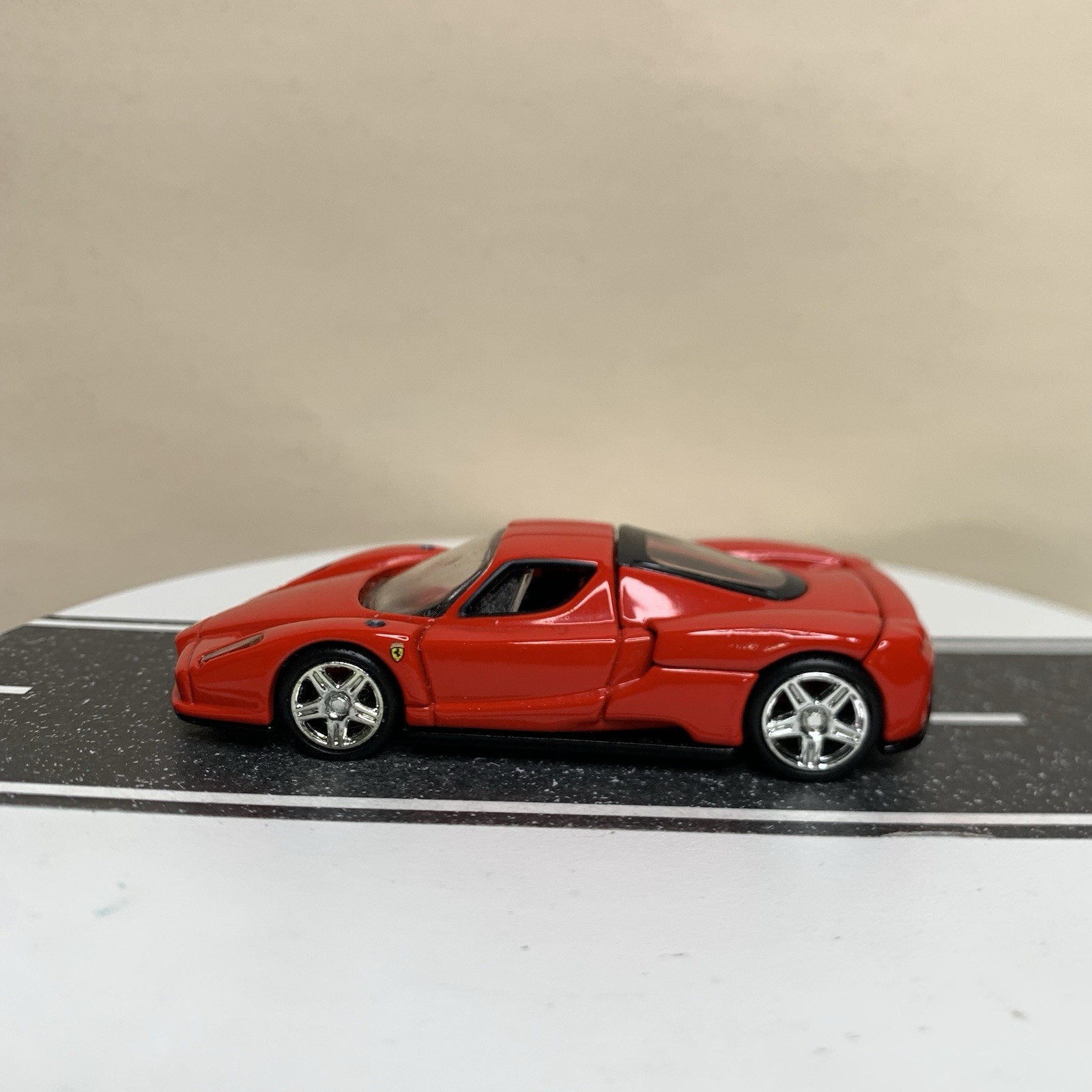 2005 Hot Wheels 100% Oil Can Showcase Series 2003 Ferrari Enzo Red 1:64 Scale NM