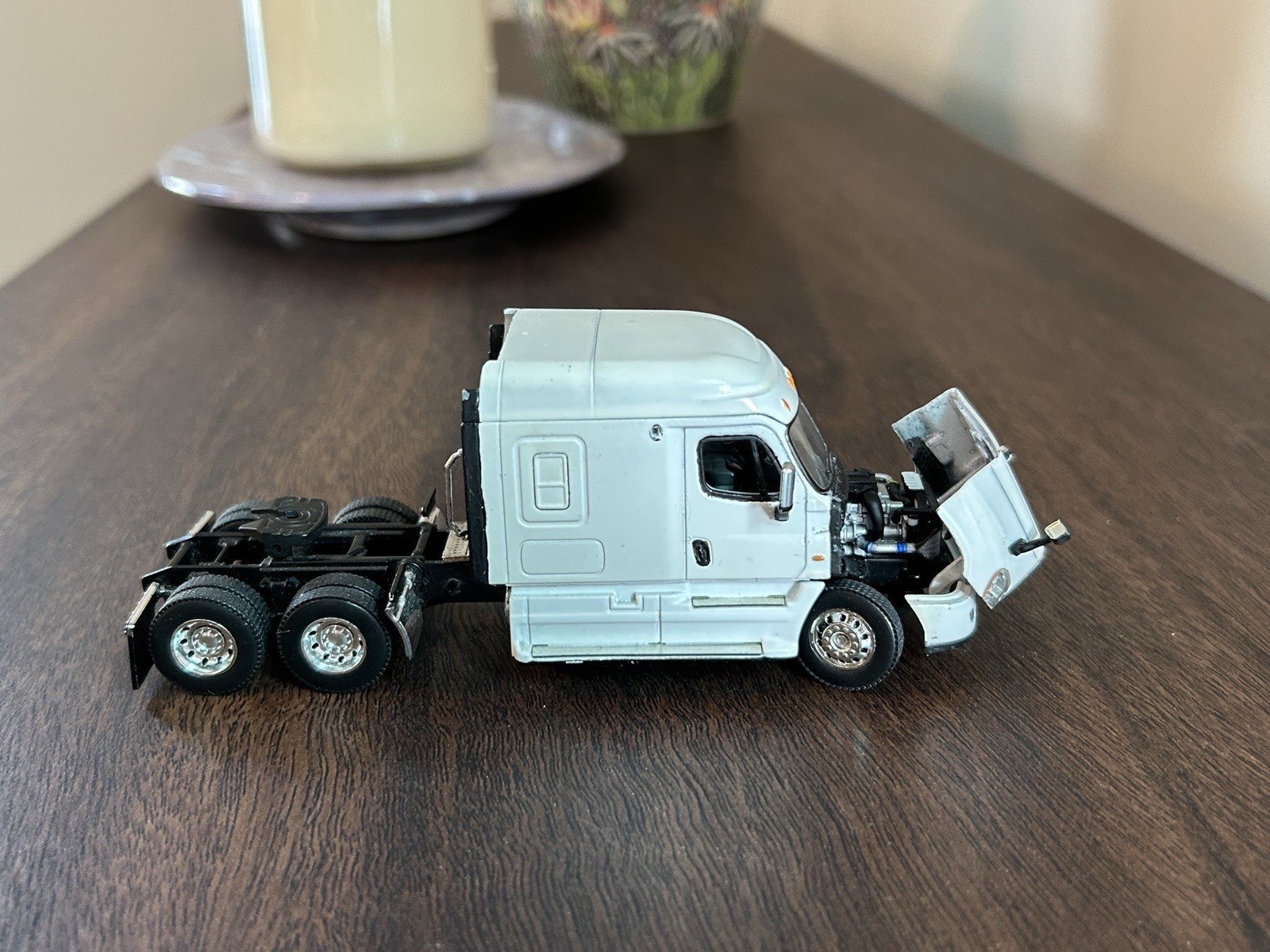 1/64 DCP Freightliner Cascadia Midroof Sleeper Custom