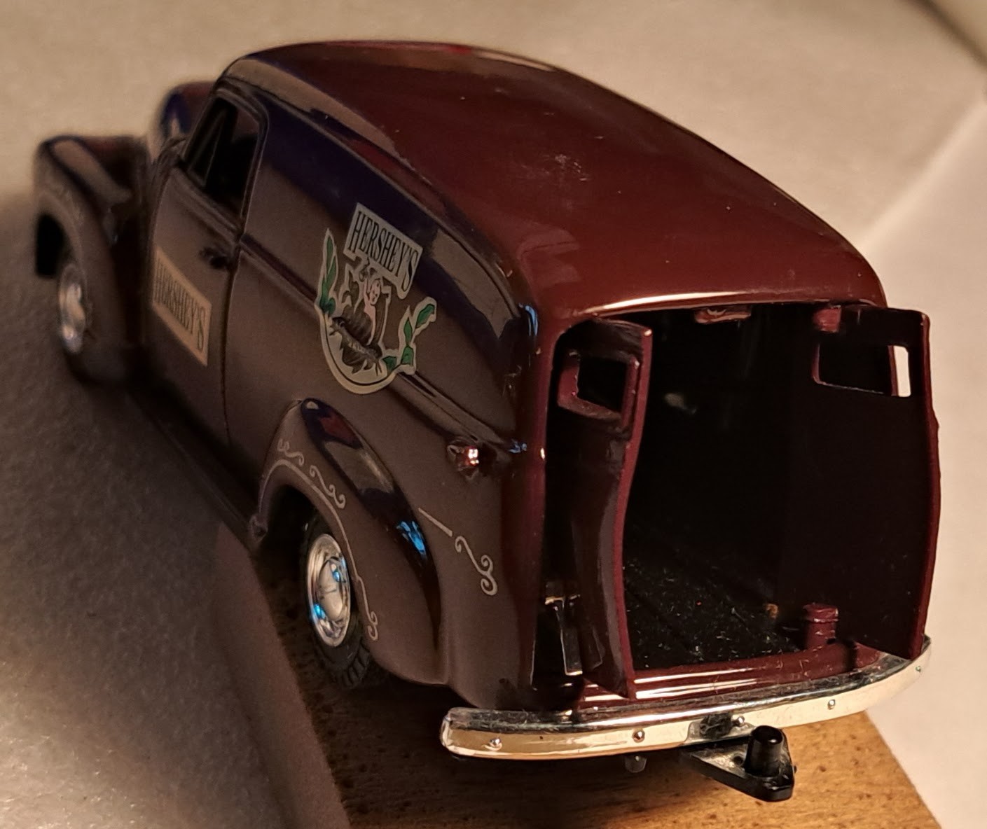 1/43 – Near “O Scale” 1954 Chevy Delivery Panel Truck Hershey – read