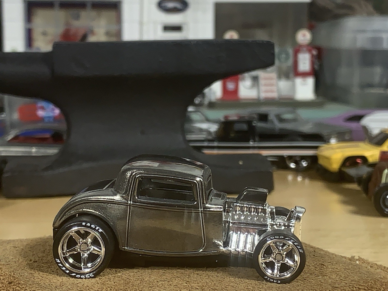 Hot Wheels Zinc Plated Custom ’32 Ford Hot Rod with Metal Base & Wheel Swap