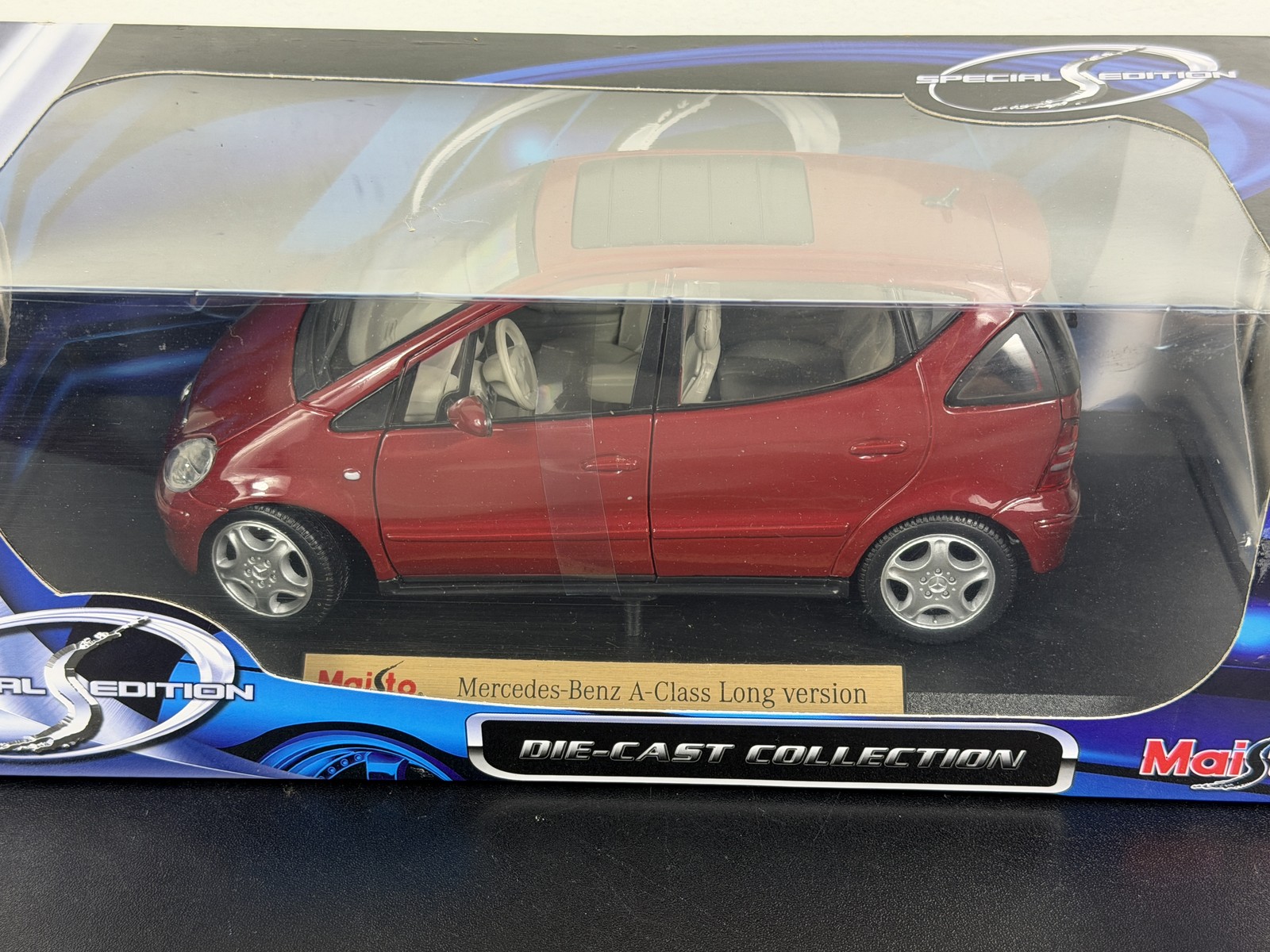 Maisto Special Edition 1:18 Mercedes-Benz A-Class Long Version Diecast Car Red