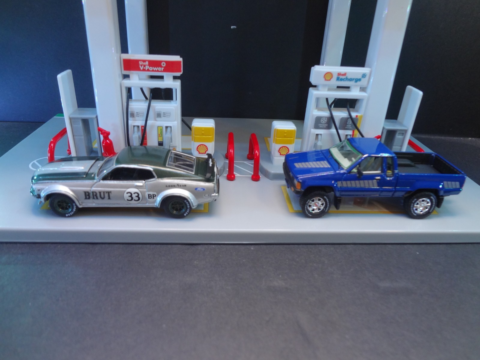 1:64 scale SHELL Gas Station snap on kit