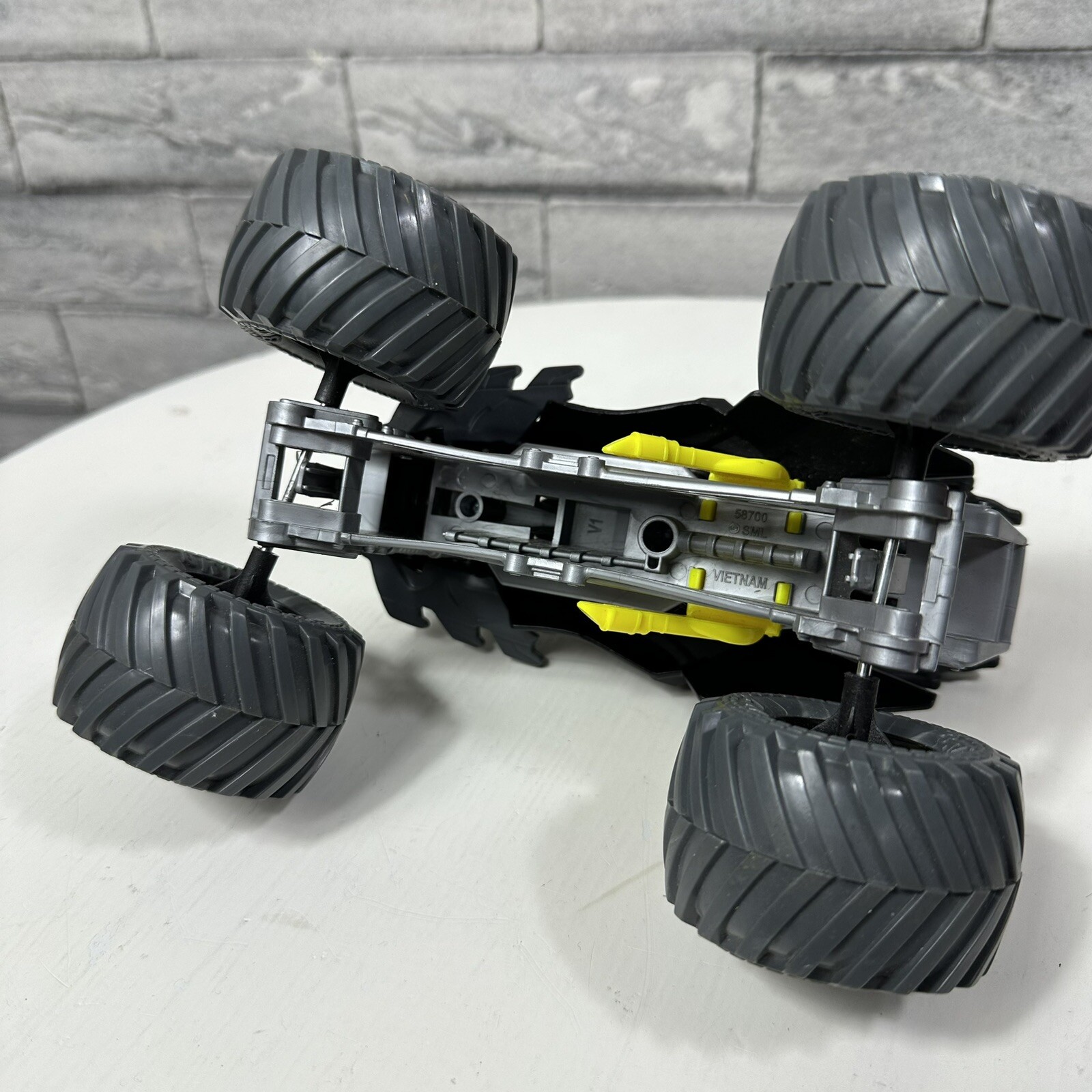 Monster Jam Official Batman Die-Cast And Plastic Vehicle 1:24 Scale