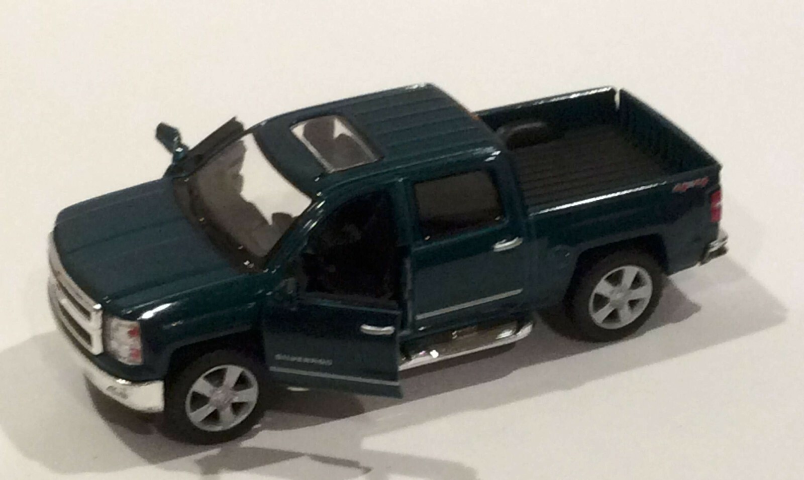 Kinsmart 2014 Chevrolet Green Silverado Pickup Truck 5″ L Diecast Scale 1/46