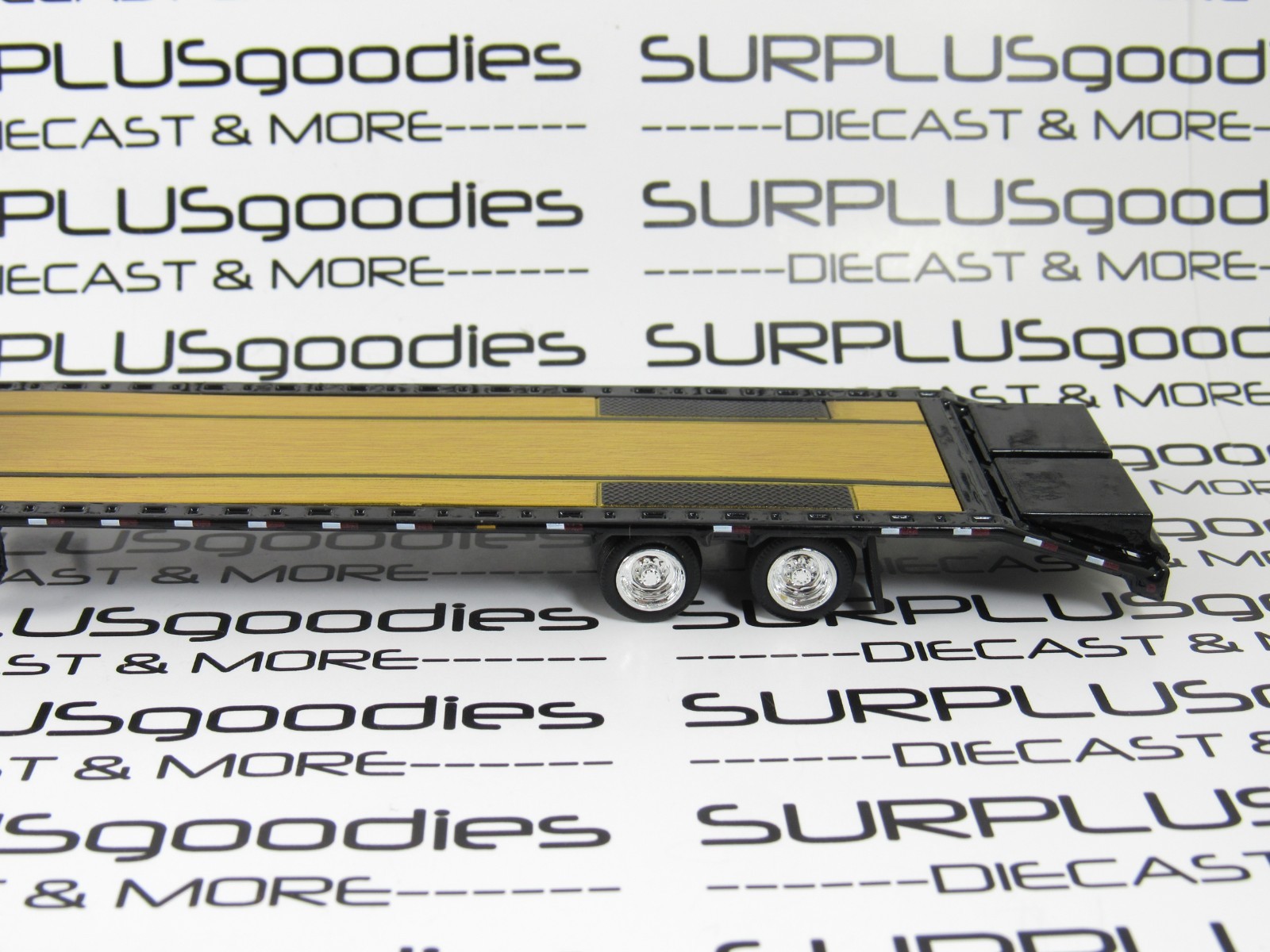 Greenlight 1:64 White 2022 GMC SIERRA 3500 Pro Dually Pickup w/Gooseneck Trailer
