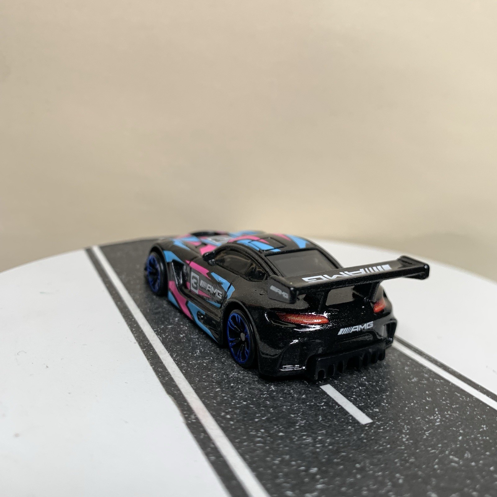 2024 Hot Wheels Neon Speeders #5/8 ’16 Mercedes-AMG GT3 Black/Blue/Pink 1:64 NM