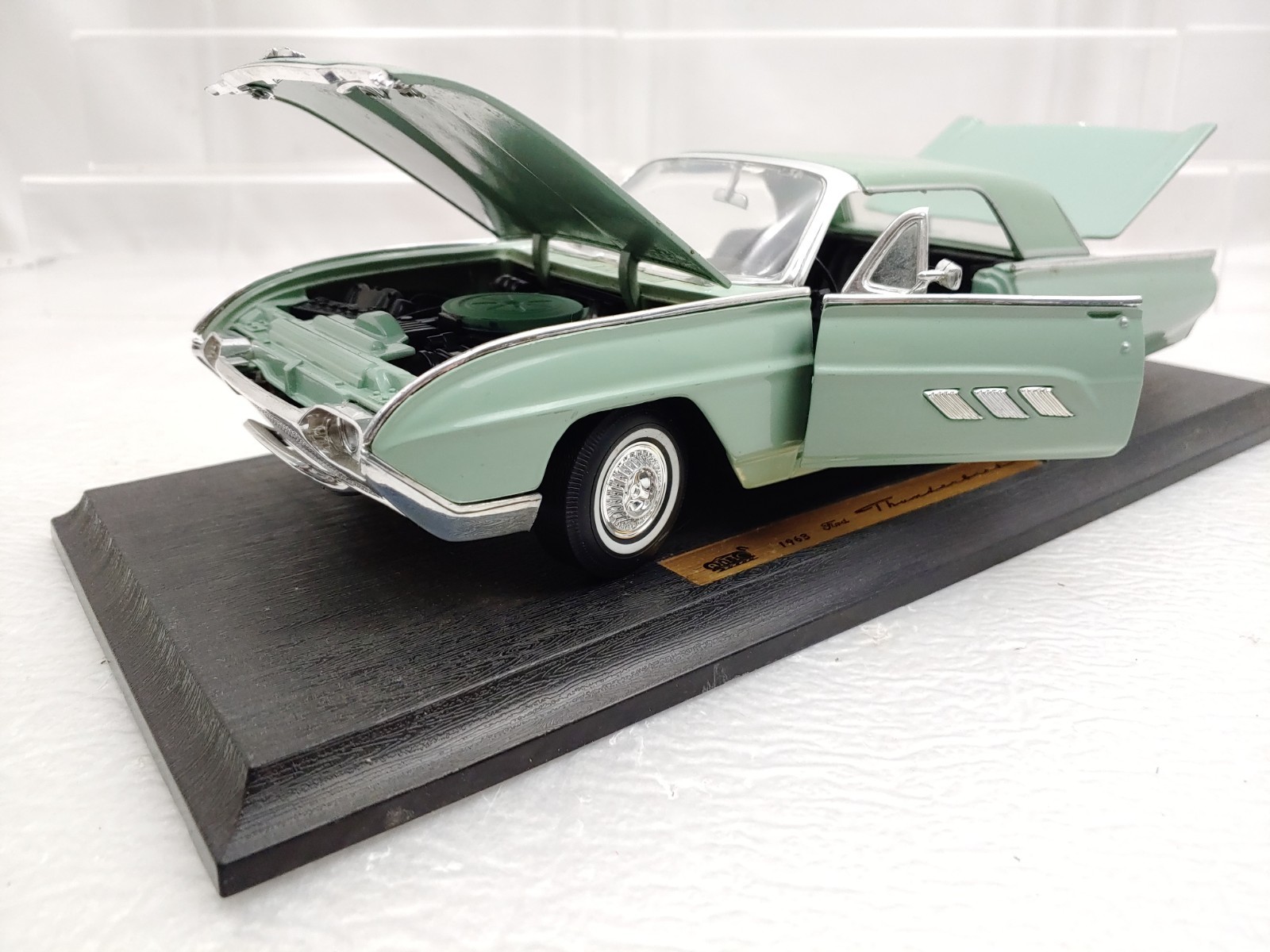 Anson 1963 Ford Thunderbird 1/18 Die-Cast Automobile with Stand