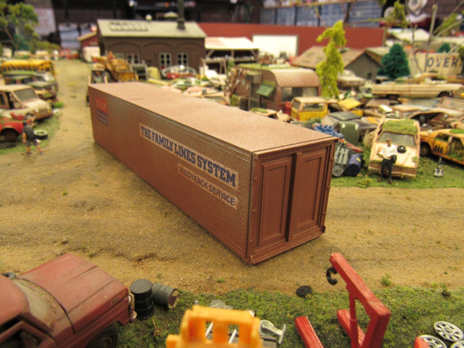 CUSTOM BUILT WEATHERED RUSTY JUNK YARD SEMI TRAILER PARTS CONTAINER 1:64/ FAMILY