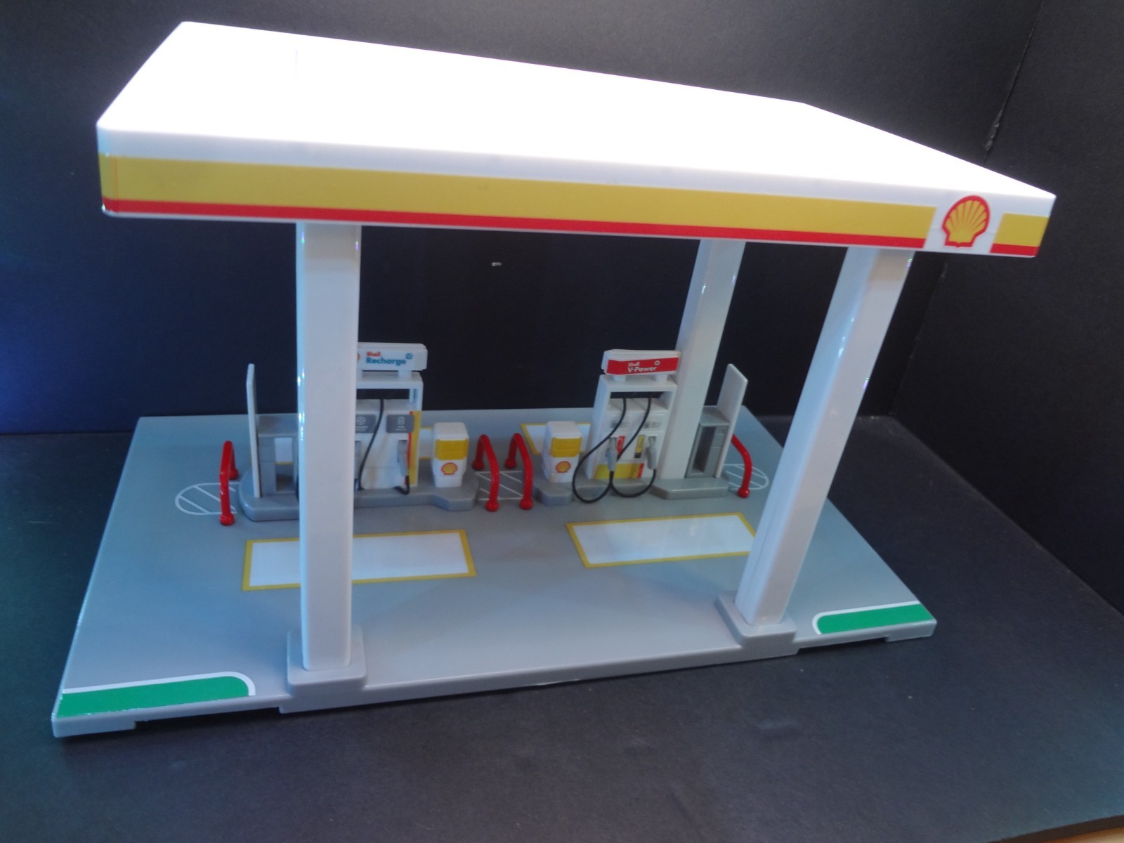 1:64 scale SHELL Gas Station snap on kit