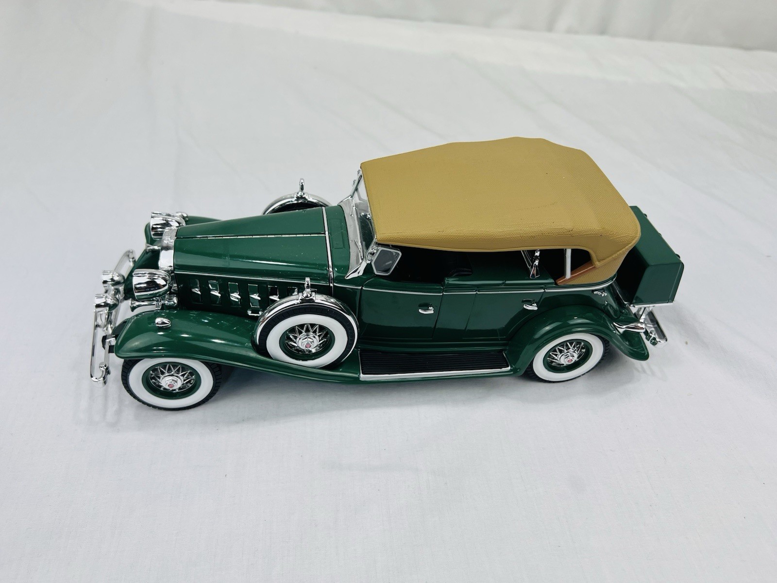 Auto World 1932 CADILLAC V16 SPORT PHAETON 1:18 Scale Dark Green/Tan Top