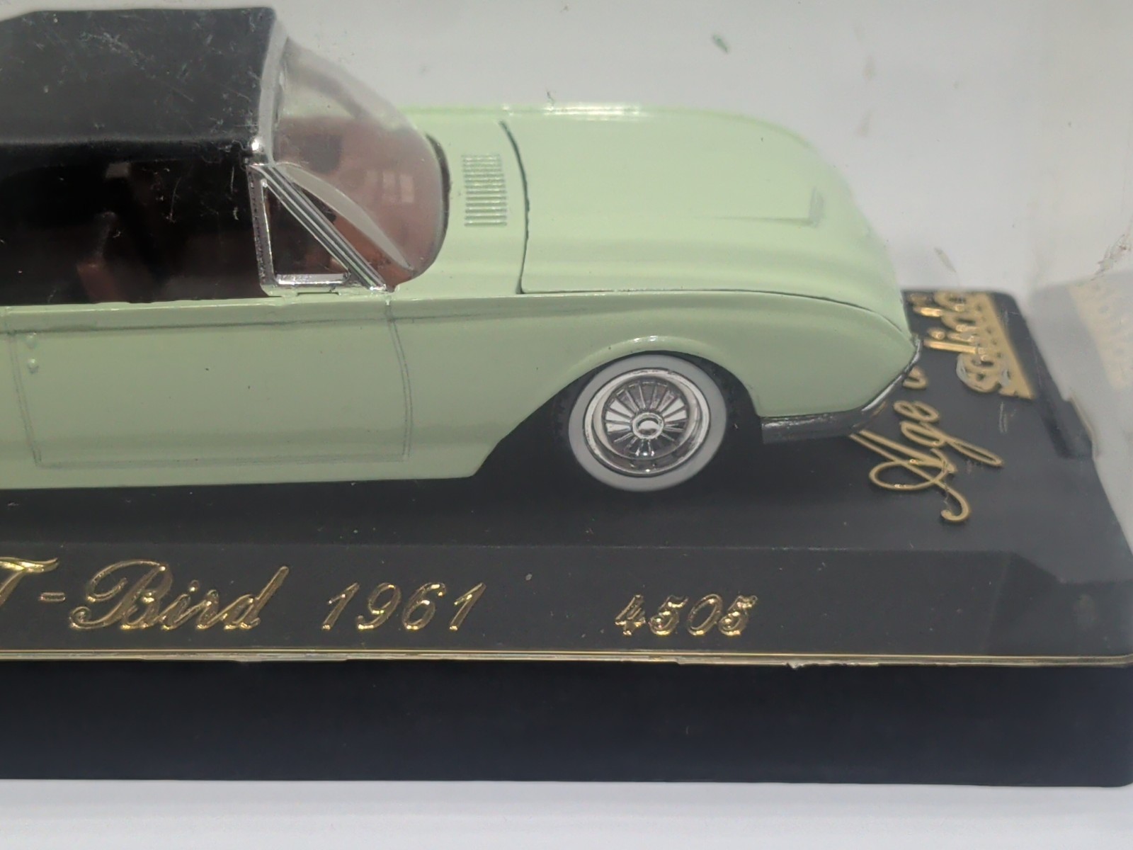 ✨VINTAGE✨ Solido Age d’or #4505 1961 Ford T-Bird in Display Case 1/43 Scale
