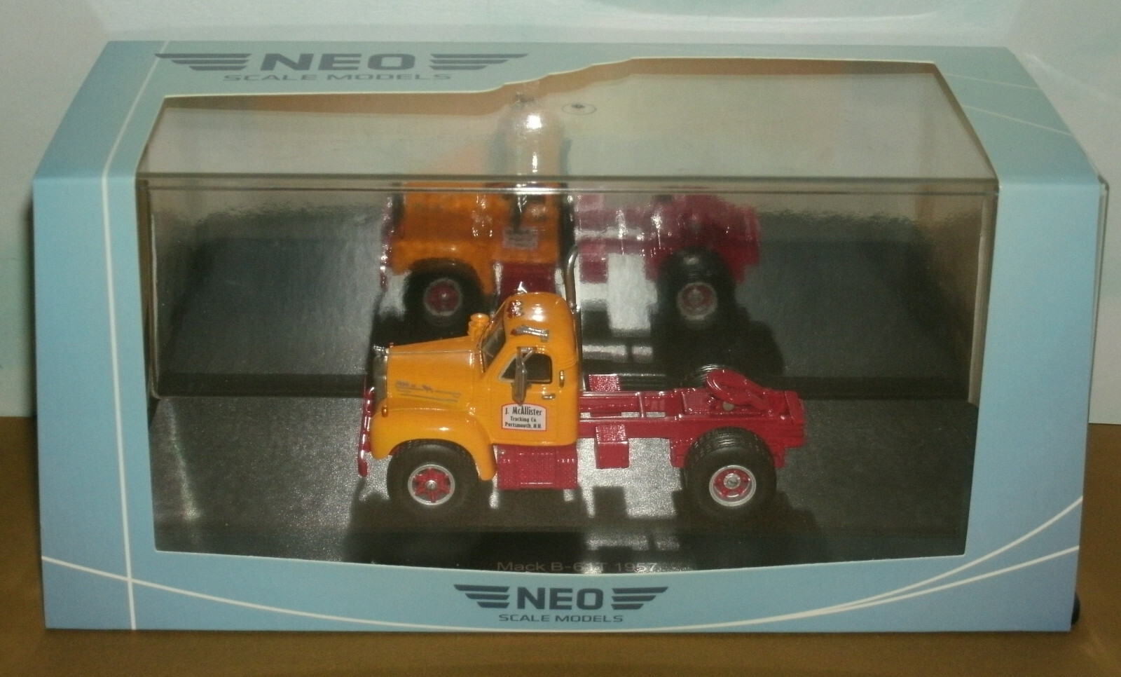 1/64 Scale 1957 Mack B-61T Tractor Unit Truck (3.5″) Resin Model Neo NEO64058