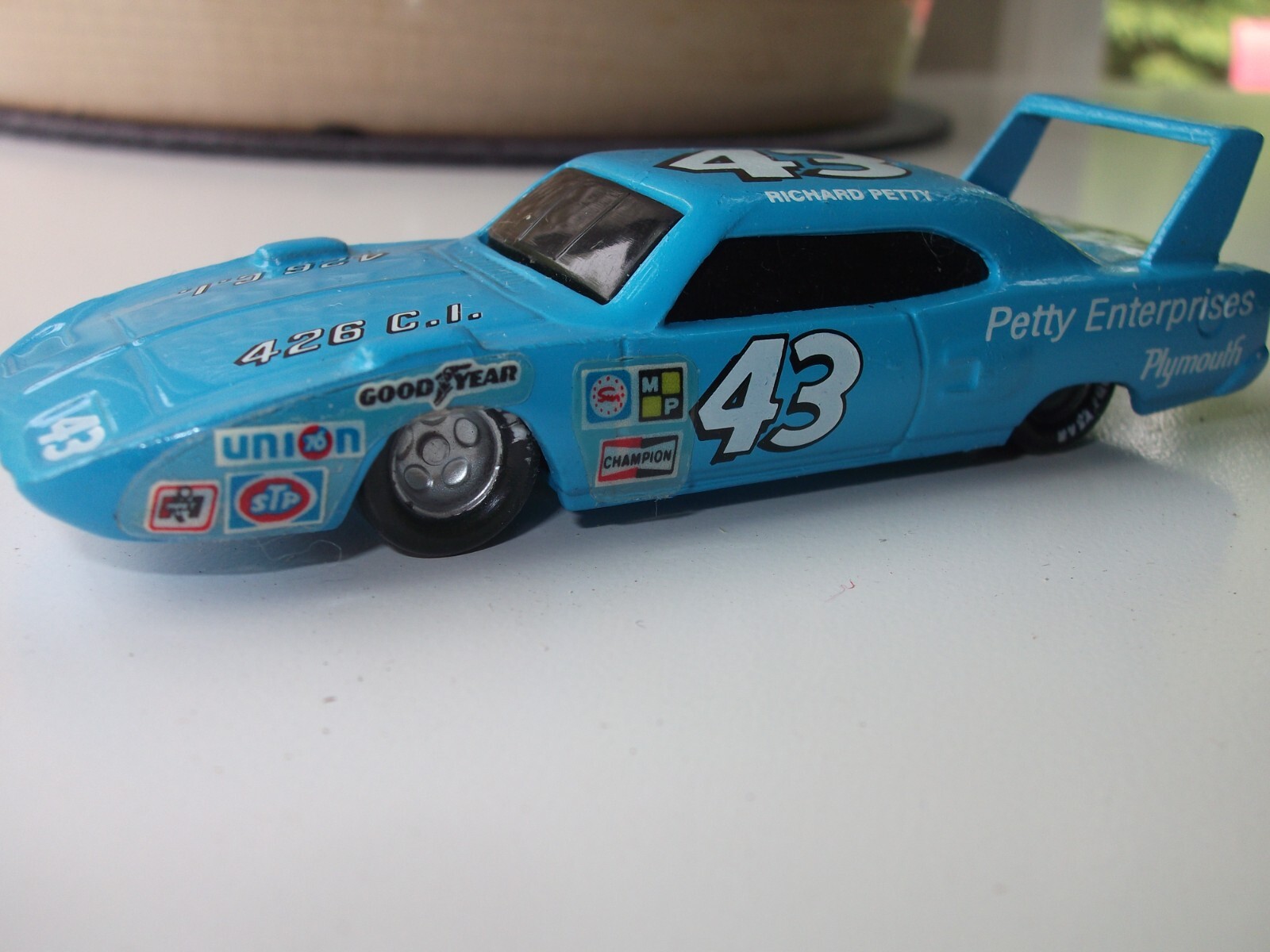 RICHARD PETTY VINTAGE MODEL 1970 PLYMOUTH SUPERBIRD RACING CHAMPIONS 1/64 CAR