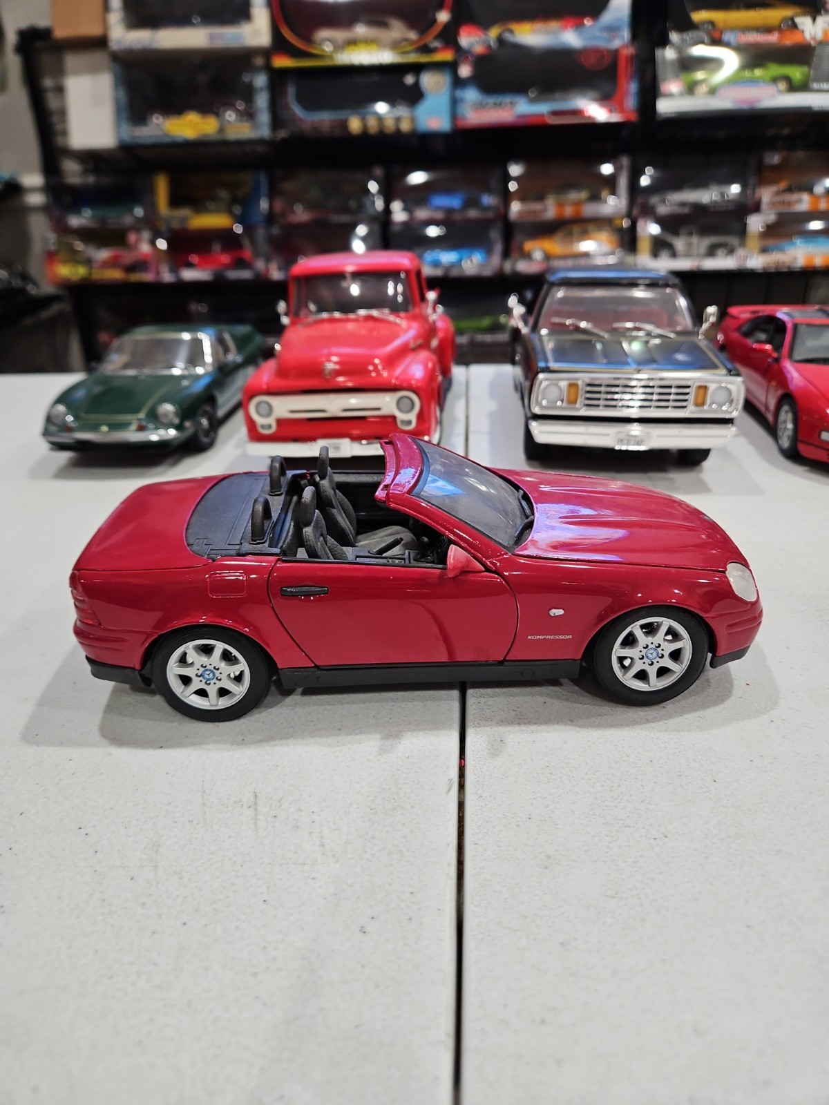 1:18 MAISTO MERCEDES BENZ SLK RED ON BLACK – NO BOX – FREE SHIPPING INCLUDED