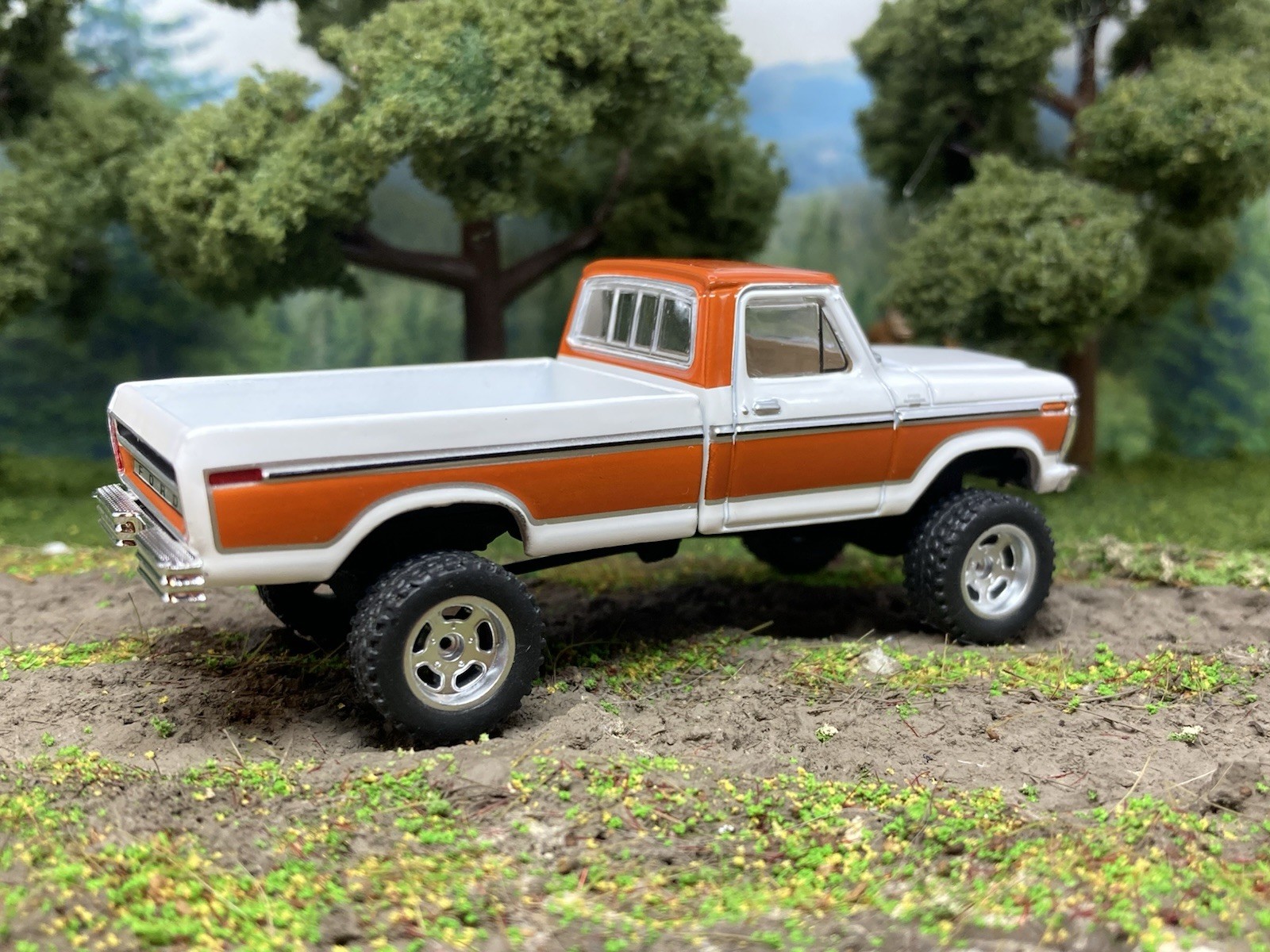 1977 Ford F-150 Ranger Explorer Lifted 4×4 Truck 1/64 Diecast Custom Greenlight