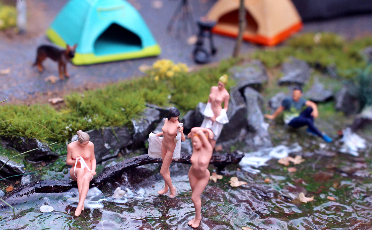 3D Print 1/64 sexy lovely girls bath fit 1:64 car STREET stand