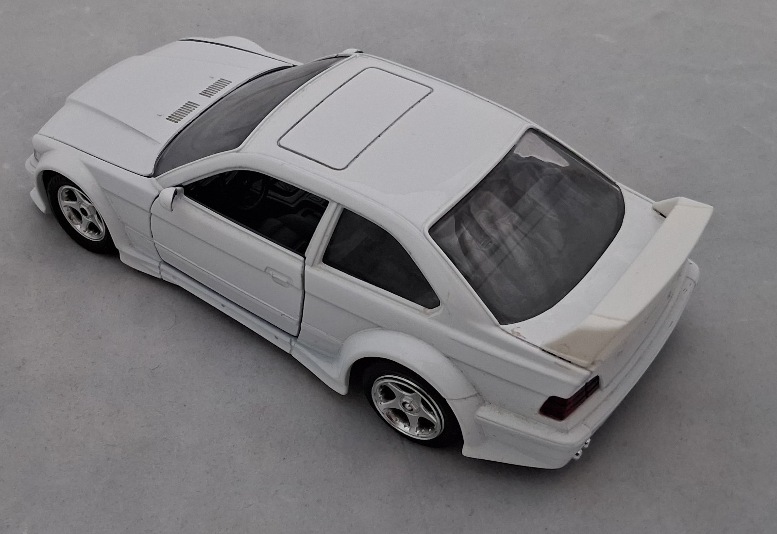 1996 BMW M3 E36 1:24 Diecast (White) : Burago