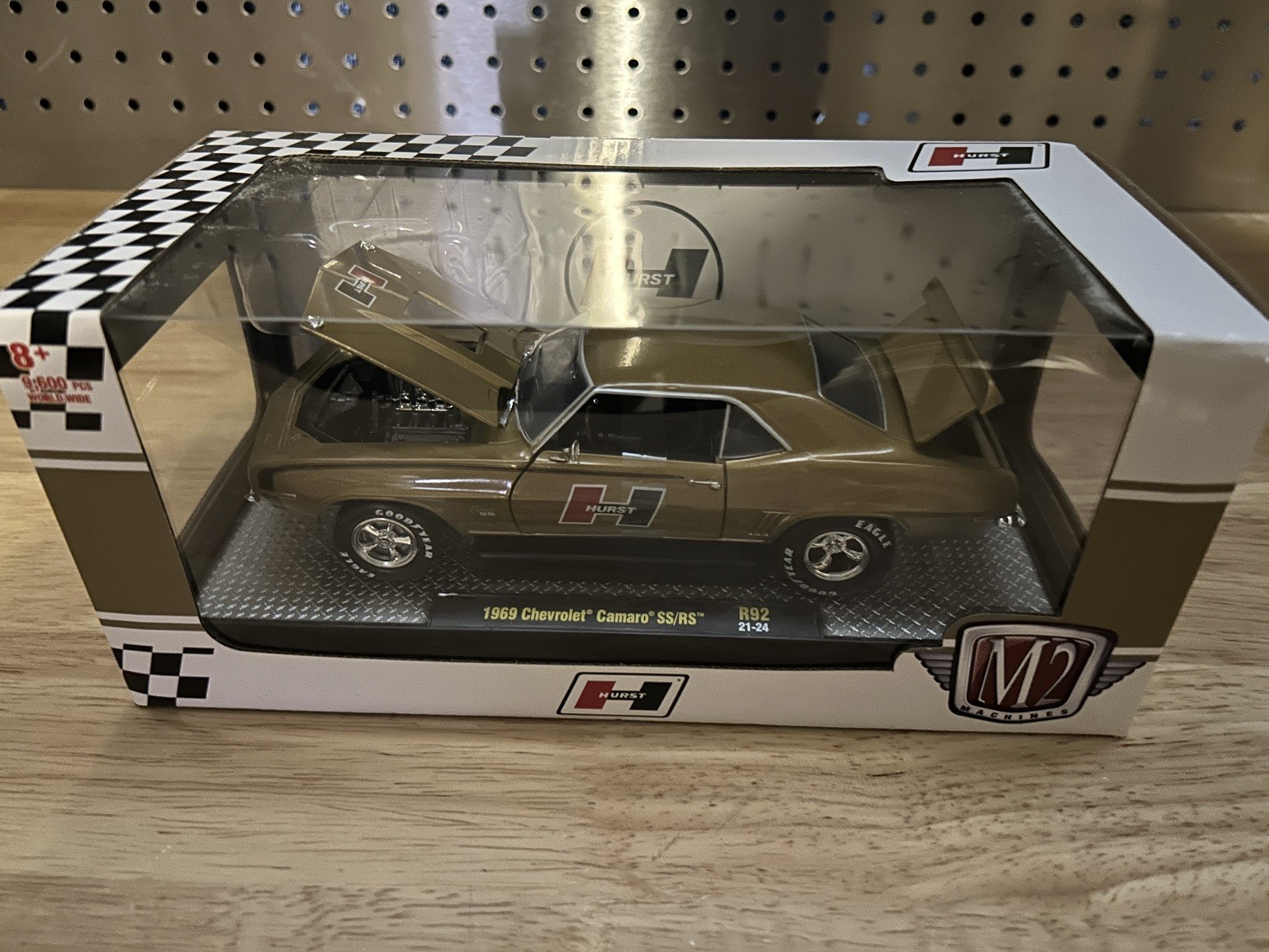 M2 Machines 1969 Chevrolet Camaro SS R/S (Bronze) 1:24 – Hurst R92 21-24